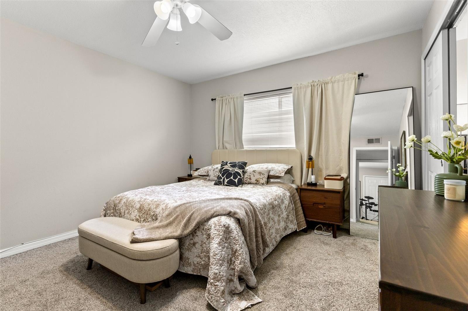 Image 15 of 29 For 3206 Azeele Street 107