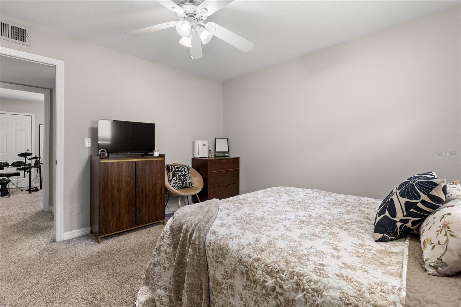 Image 18 of 29 For 3206 Azeele Street 107