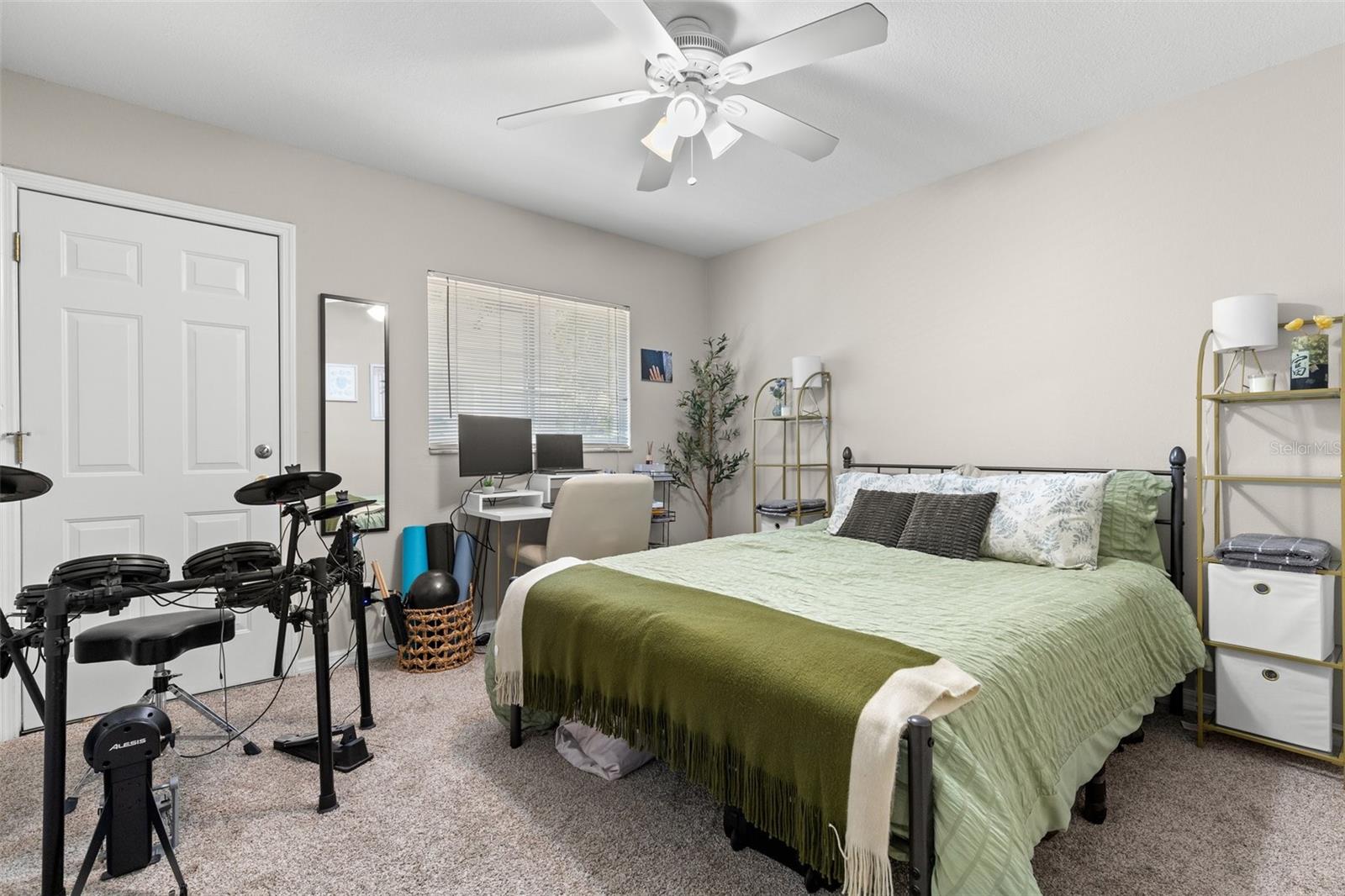 Image 21 of 29 For 3206 Azeele Street 107