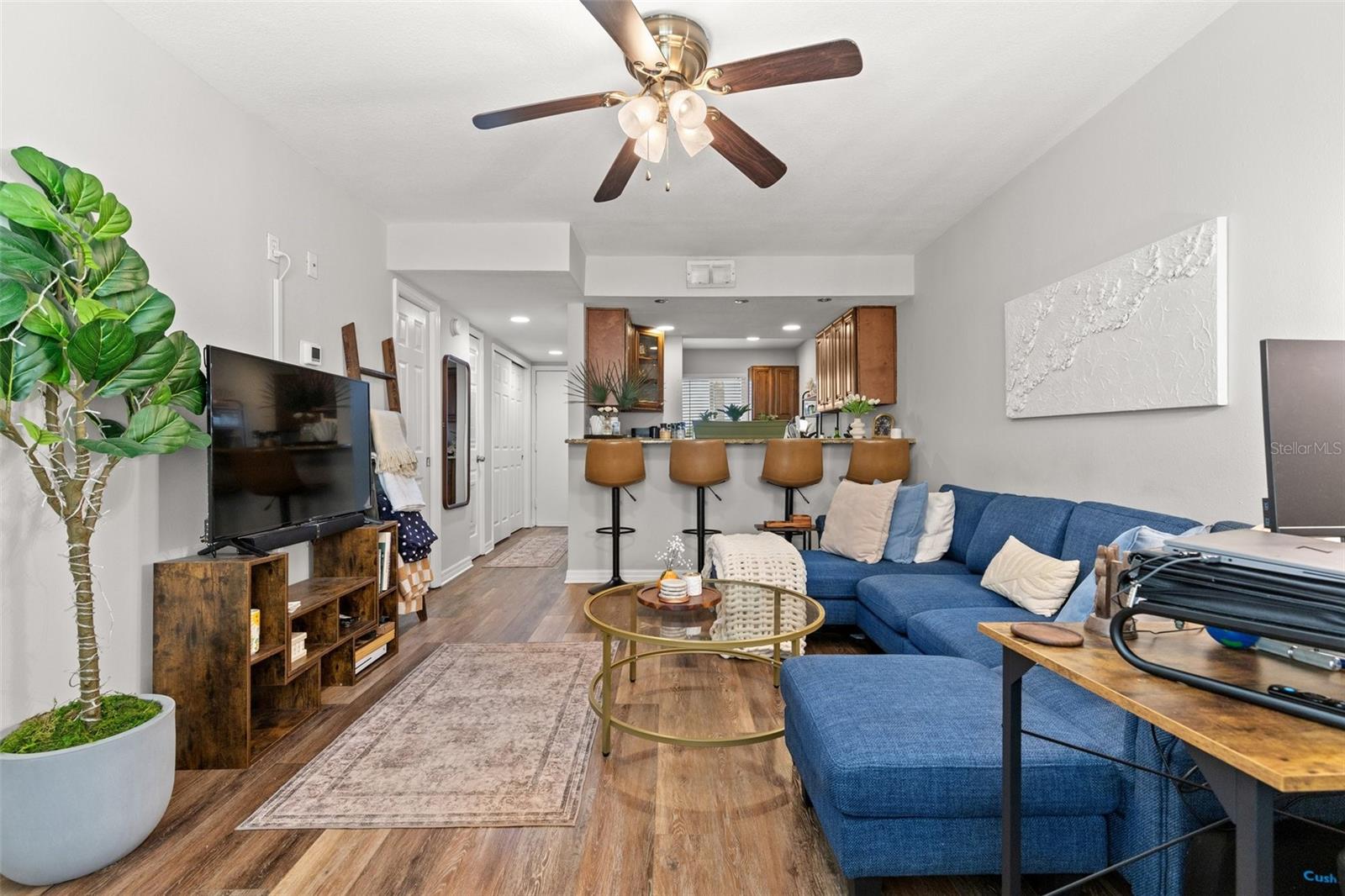 Image 5 of 29 For 3206 Azeele Street 107