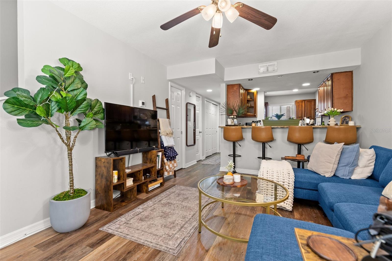 Image 7 of 29 For 3206 Azeele Street 107