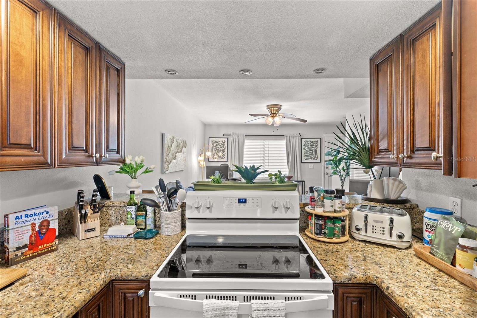 Image 9 of 29 For 3206 Azeele Street 107