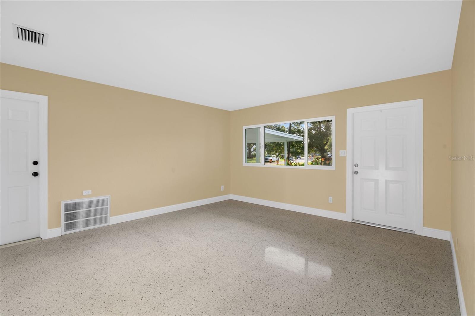 Image 6 of 37 For 5680 Pershing Street Ne