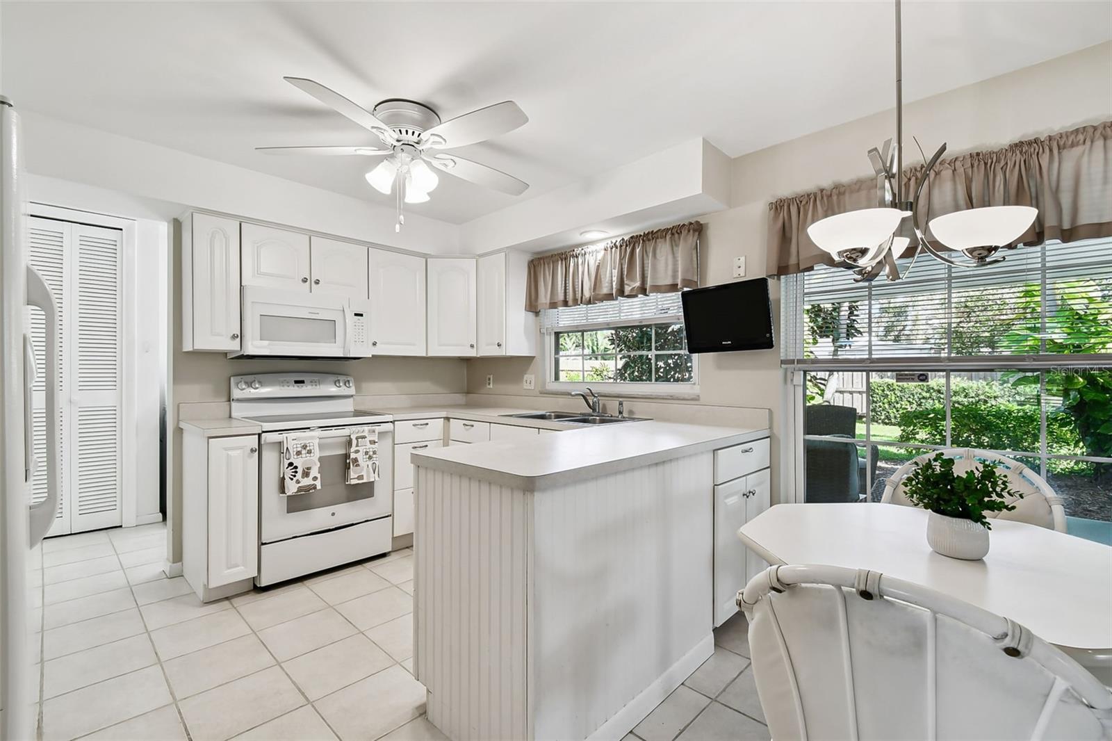 Image 22 of 77 For 1045 44th Avenue Ne