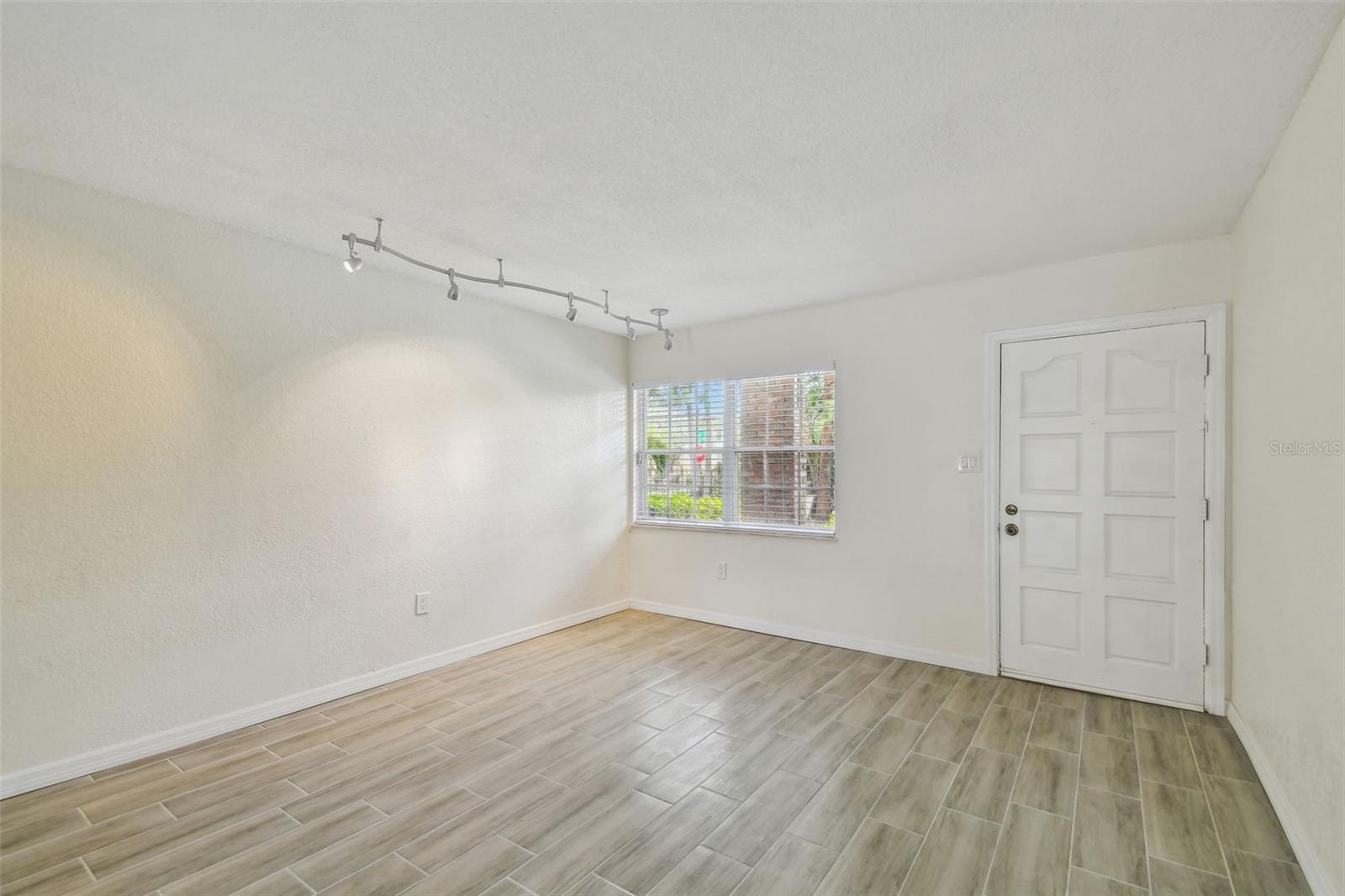 Image 16 of 26 For 208 Danube Avenue 101