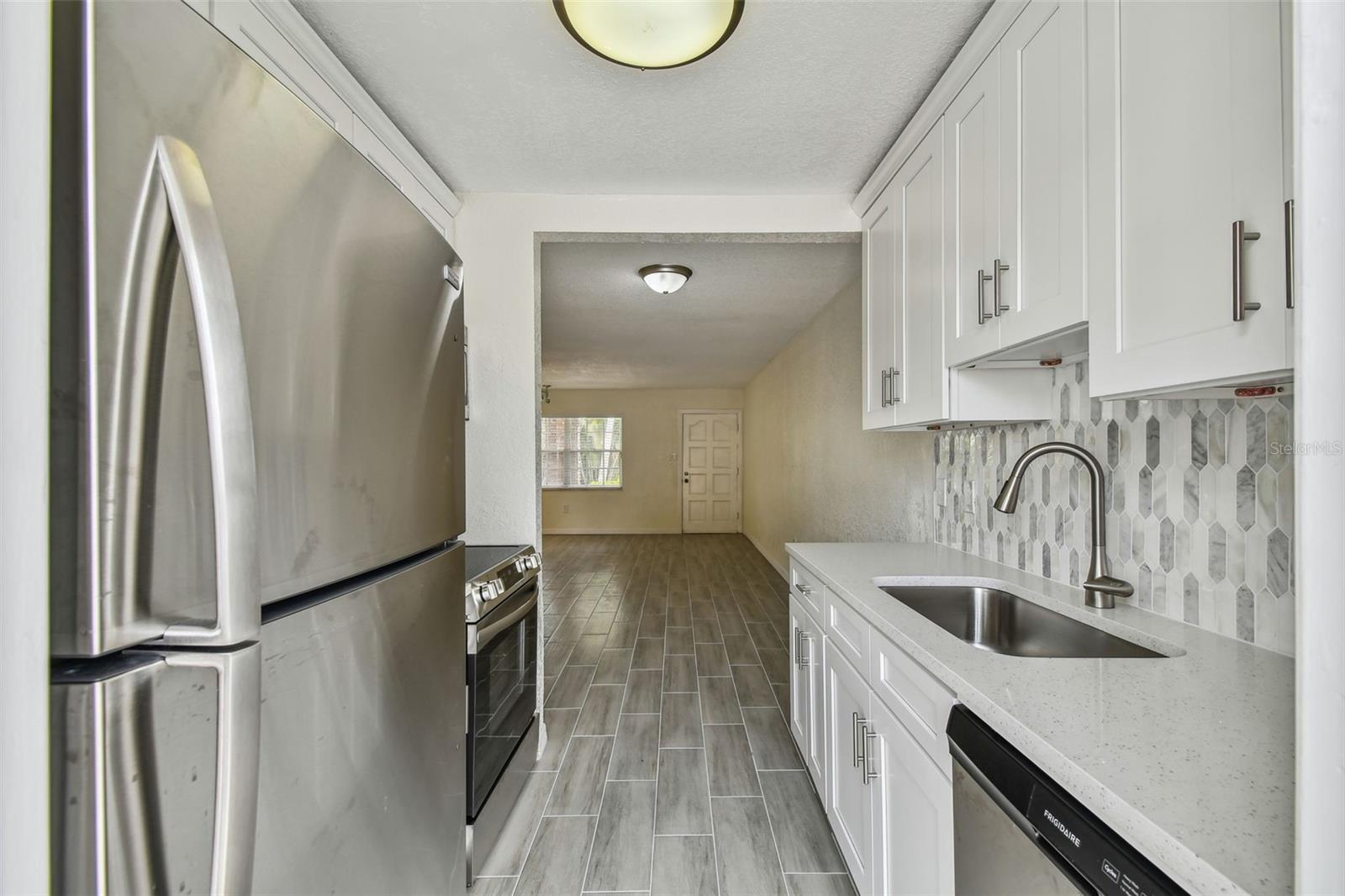 Image 9 of 26 For 208 Danube Avenue 101