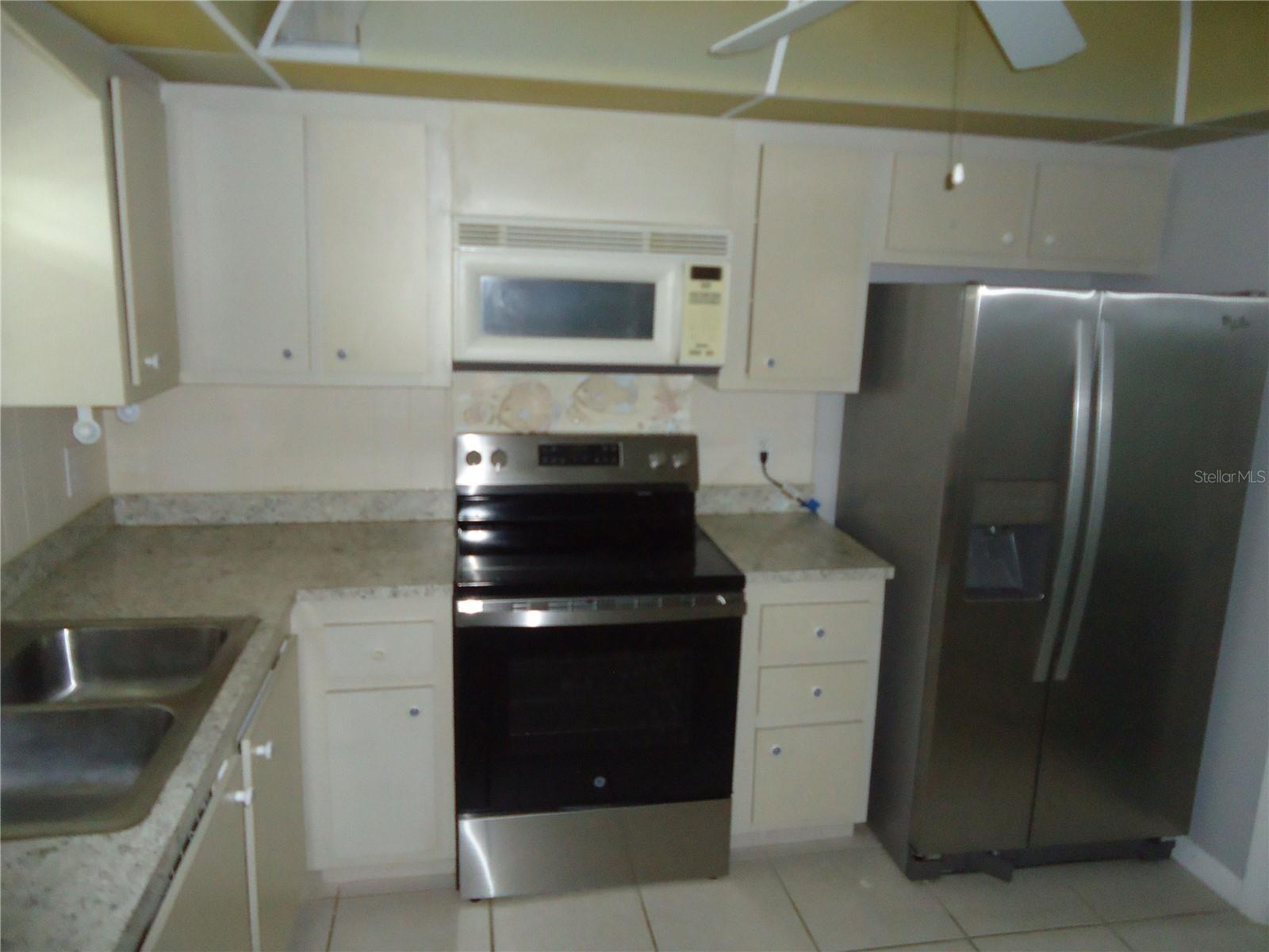 Image 3 of 6 For 4550 Cove Circle 908