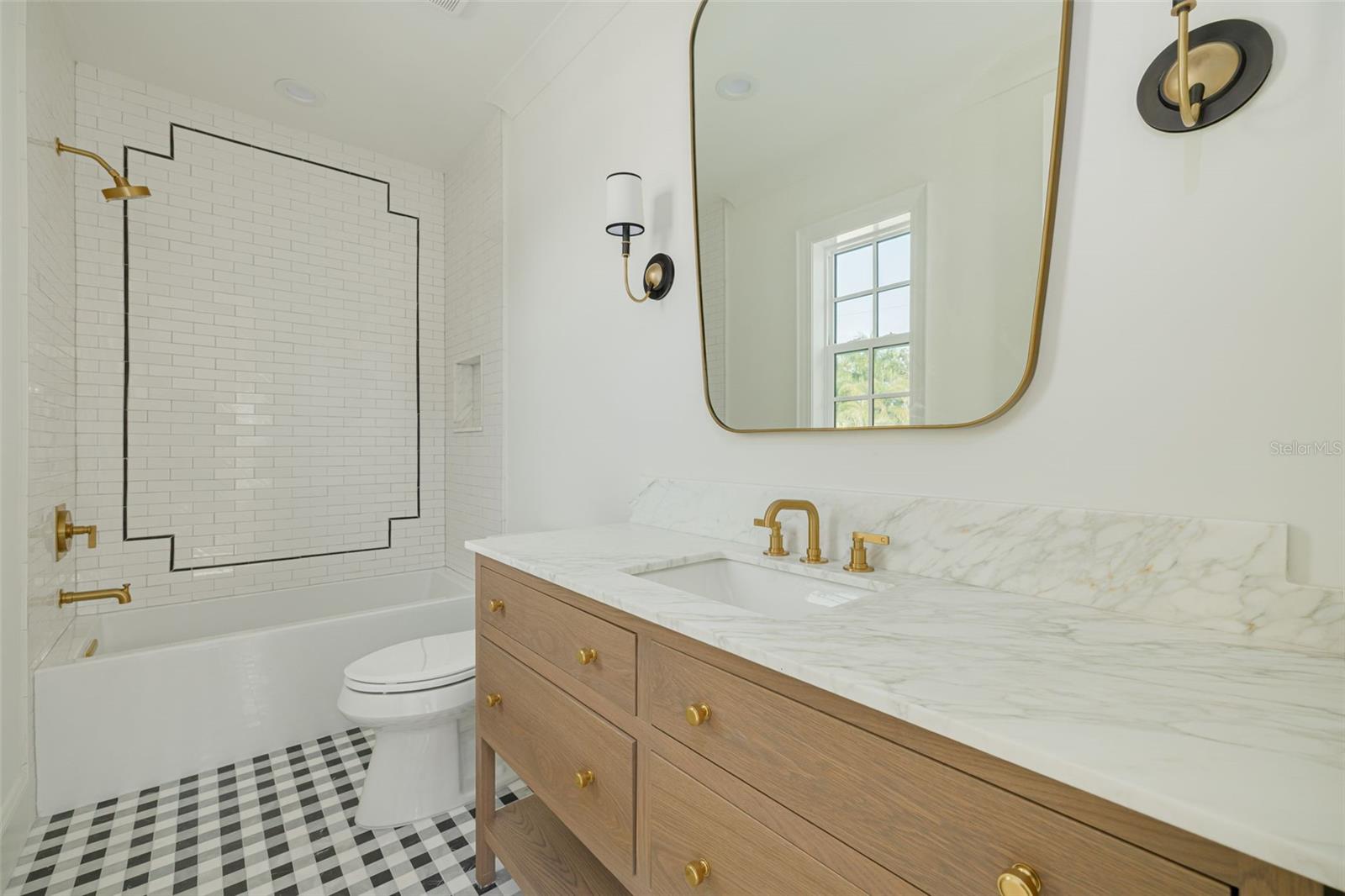 Listing photo id 40 for 705 17th Avenue Ne