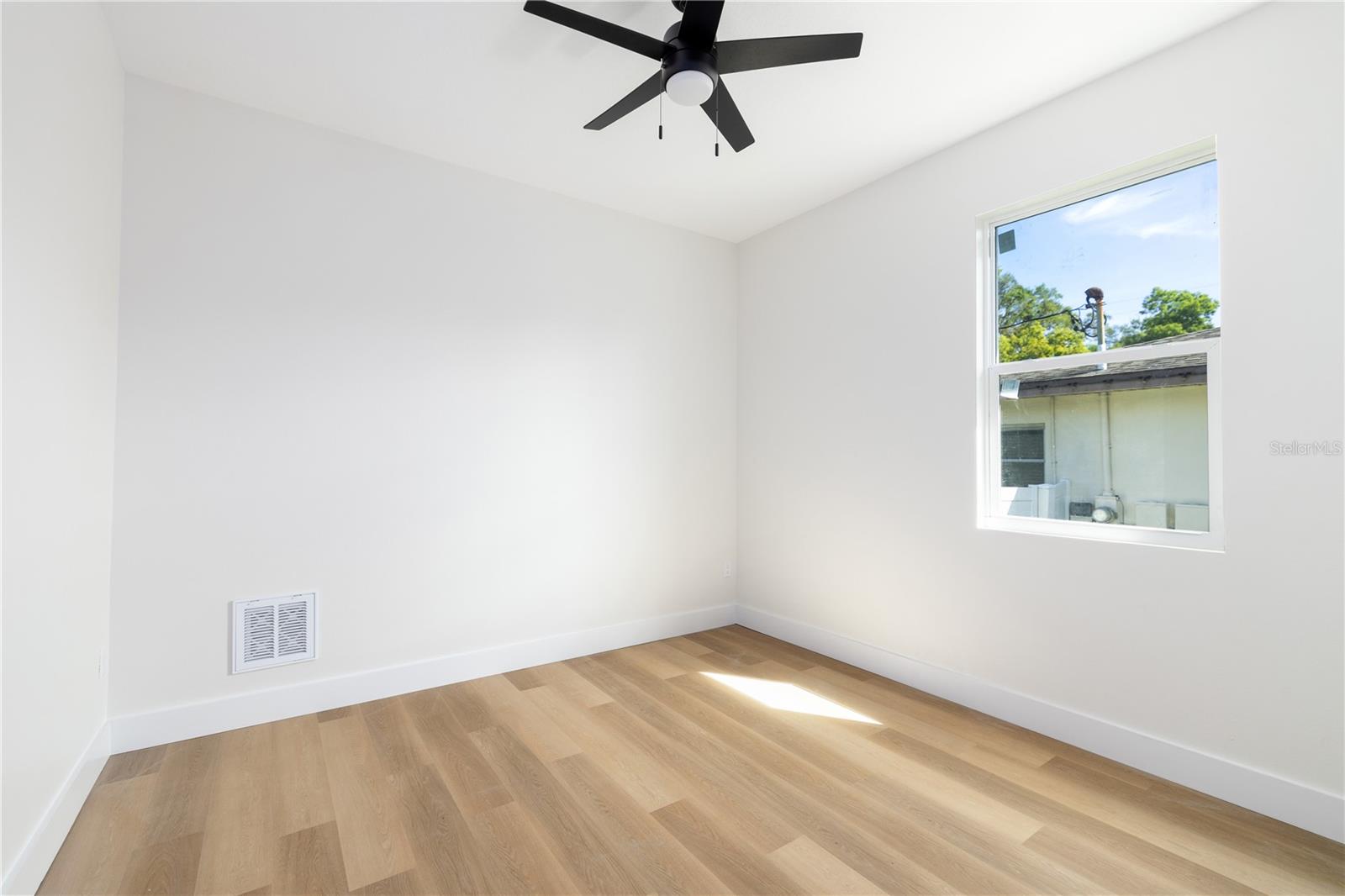 Listing photo id 14 for 1515 Knollwood Street