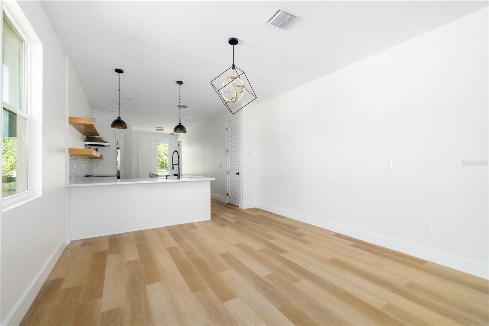 Listing photo id 1 for 1515 Knollwood Street