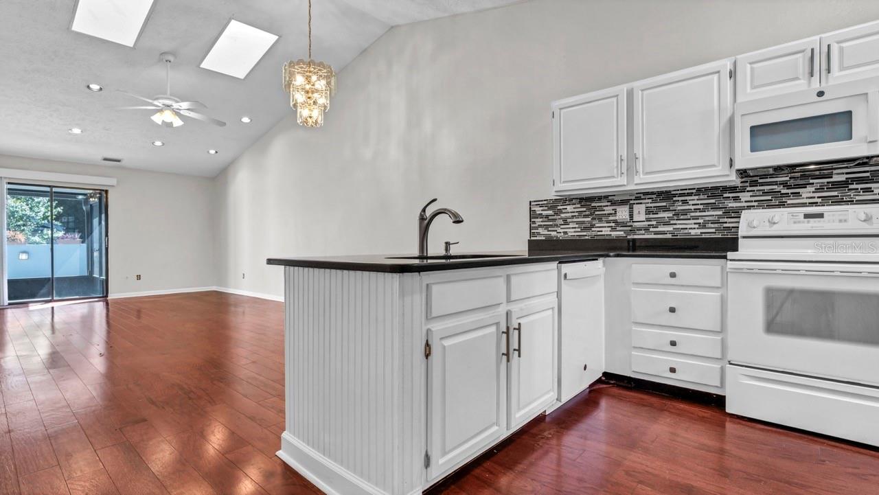 Image 4 of 33 For 1746 Castle Rock Road