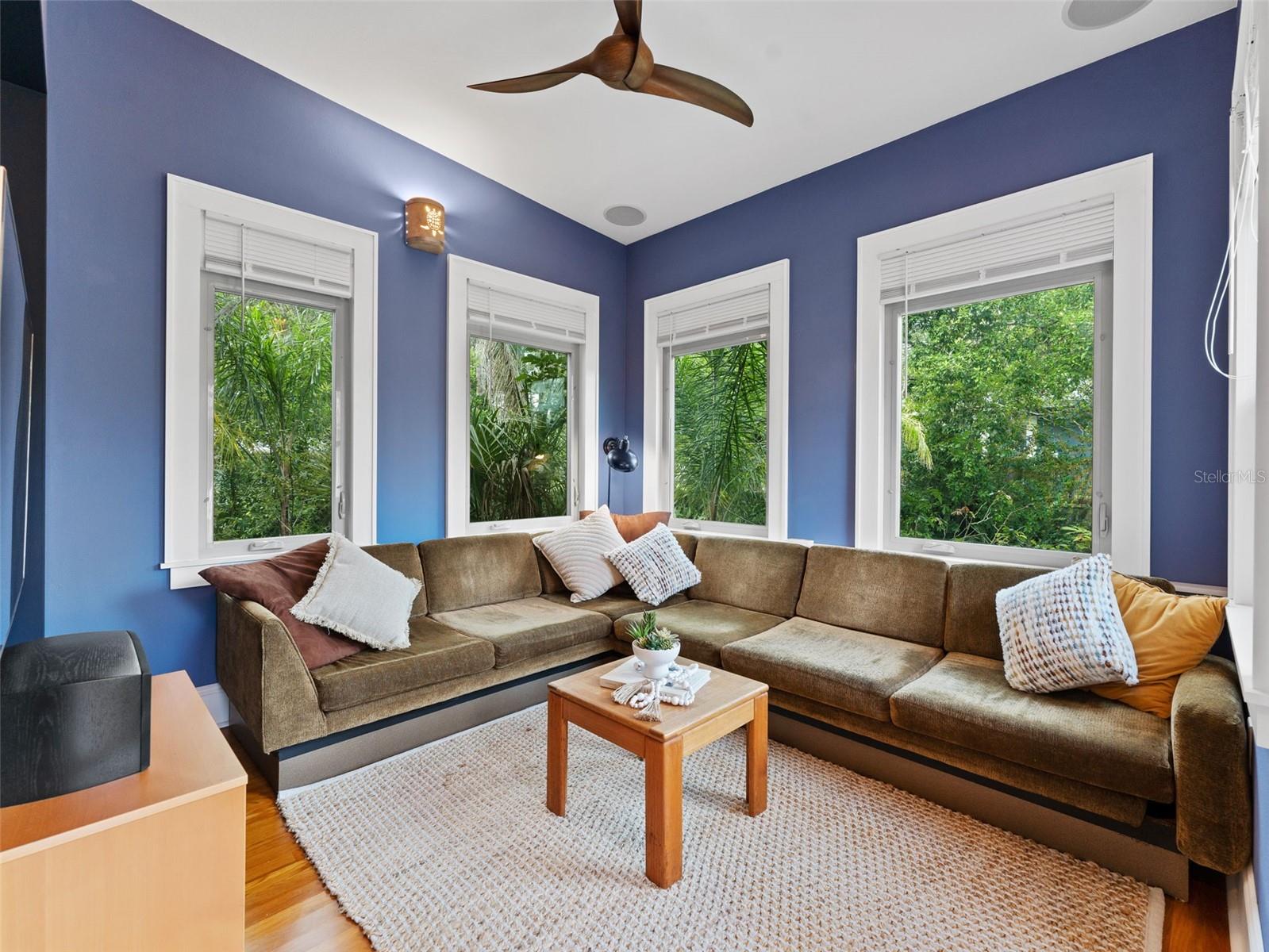 Image 14 of 41 For 2559 36th Avenue N
