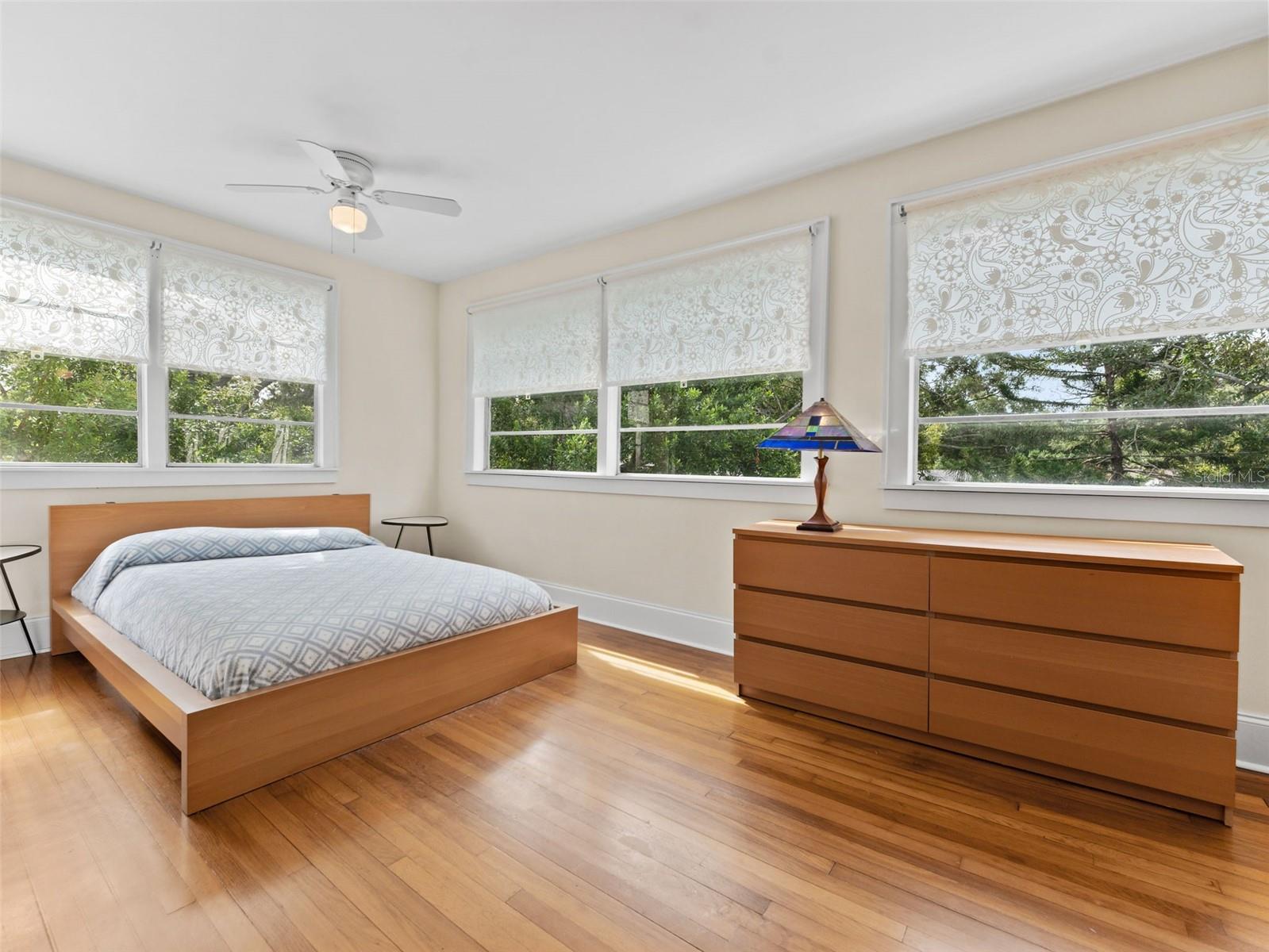 Image 18 of 41 For 2559 36th Avenue N