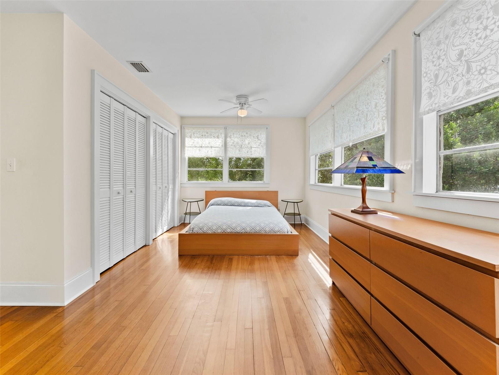 Image 19 of 41 For 2559 36th Avenue N