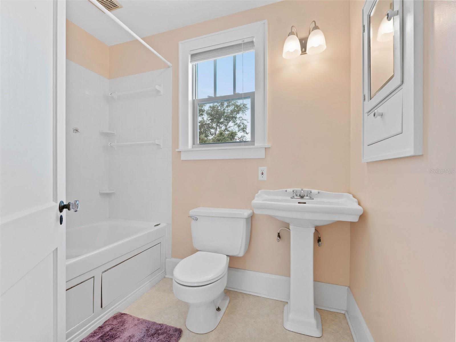 Image 21 of 41 For 2559 36th Avenue N