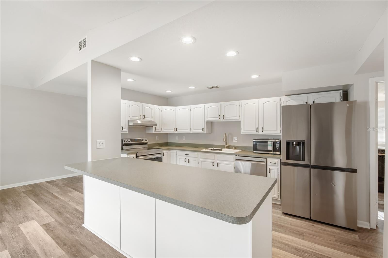 Image 4 of 21 For 9618 Pine Ridge Avenue