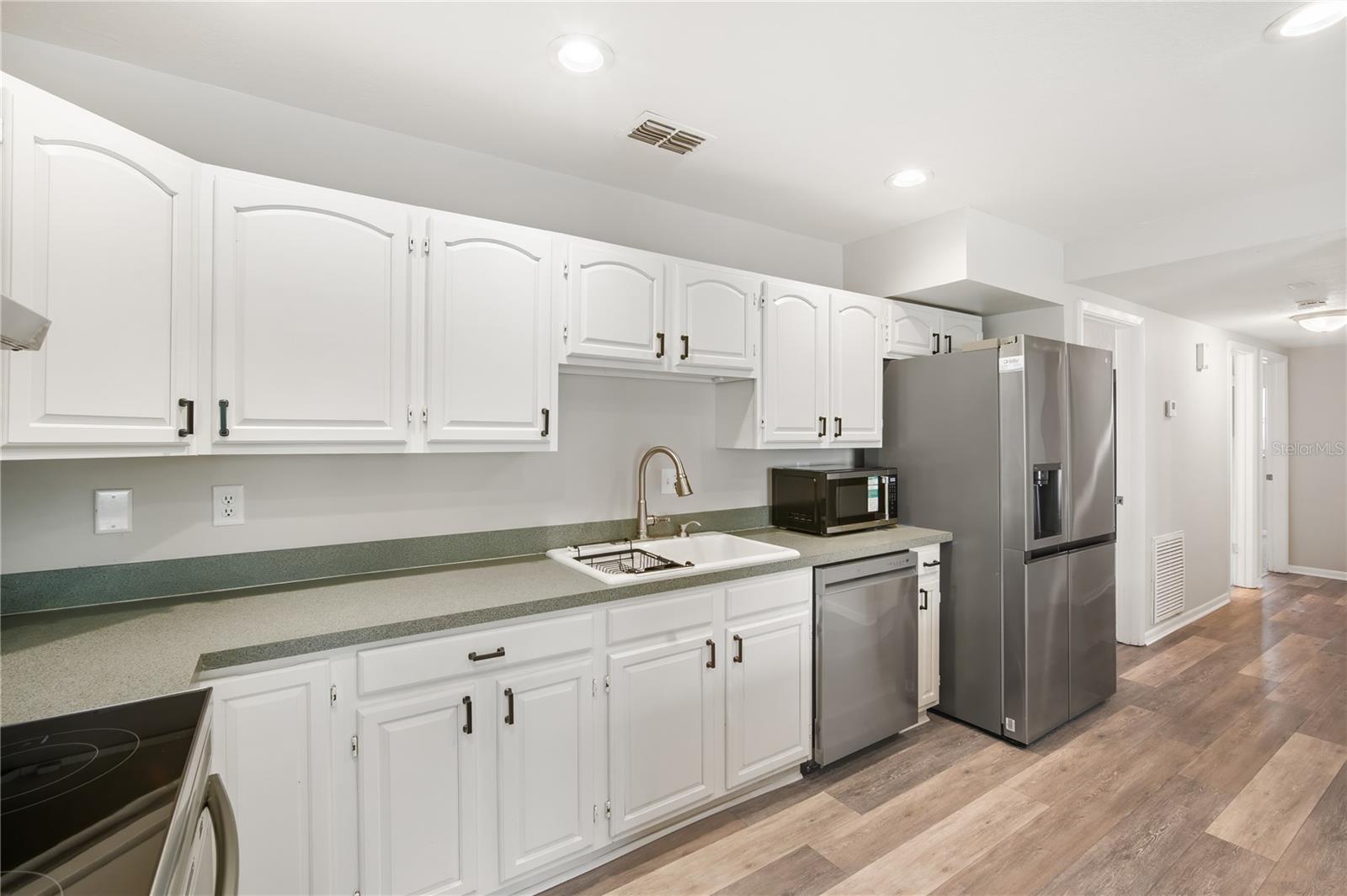 Image 6 of 21 For 9618 Pine Ridge Avenue