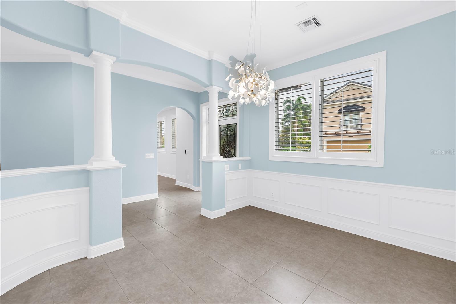 Listing photo id 8 for 648 Saxony Boulevard