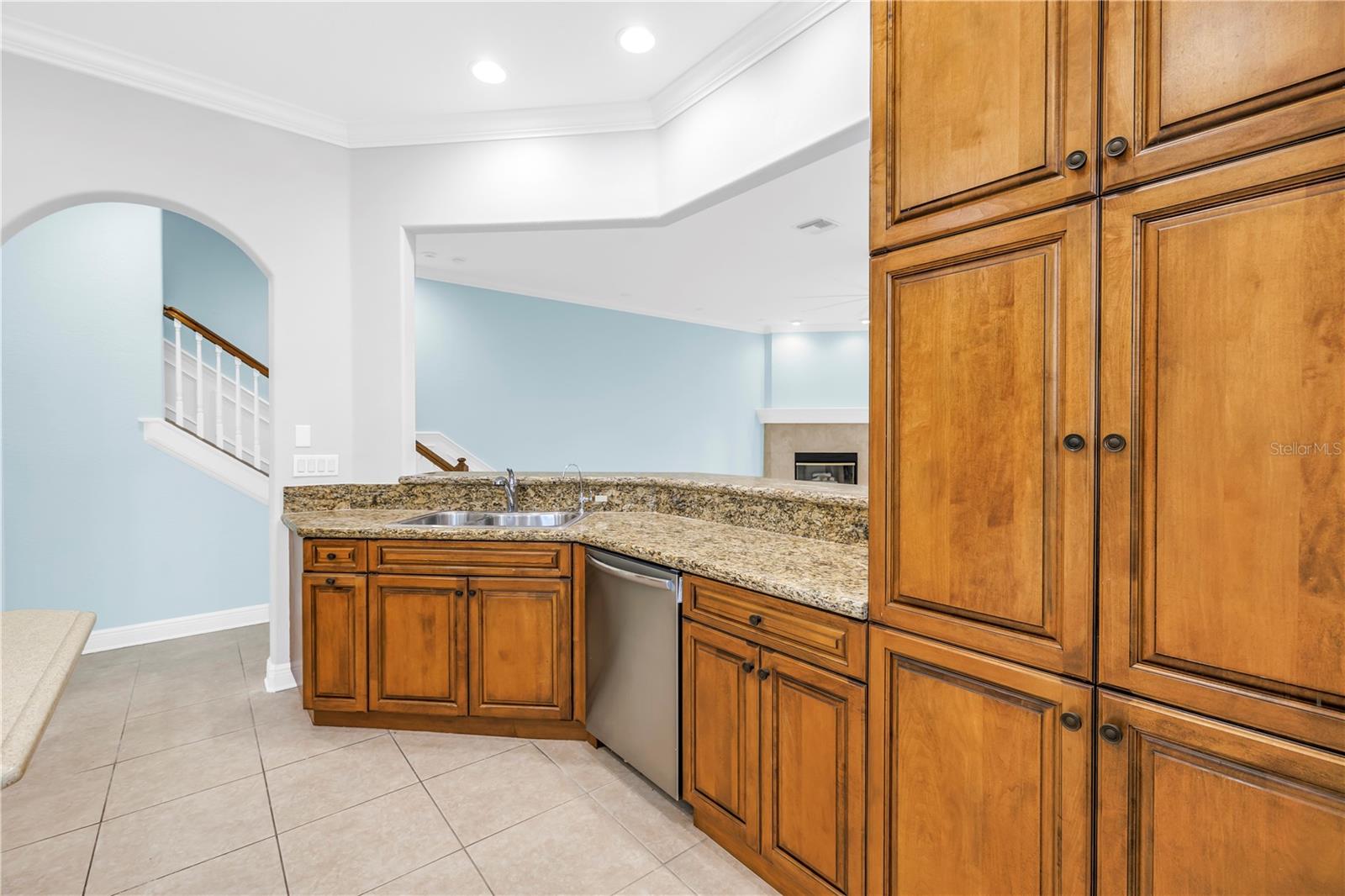 Listing photo id 10 for 648 Saxony Boulevard