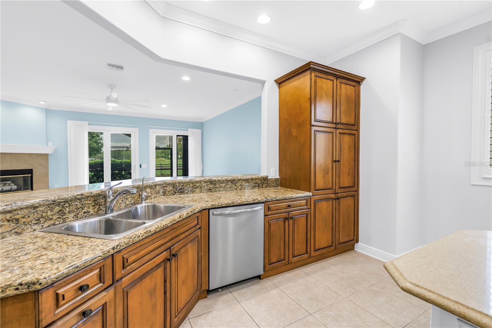 Listing photo id 11 for 648 Saxony Boulevard
