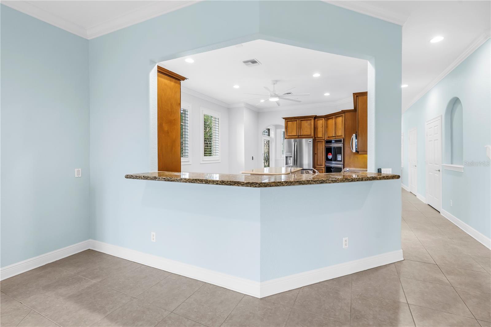 Listing photo id 12 for 648 Saxony Boulevard