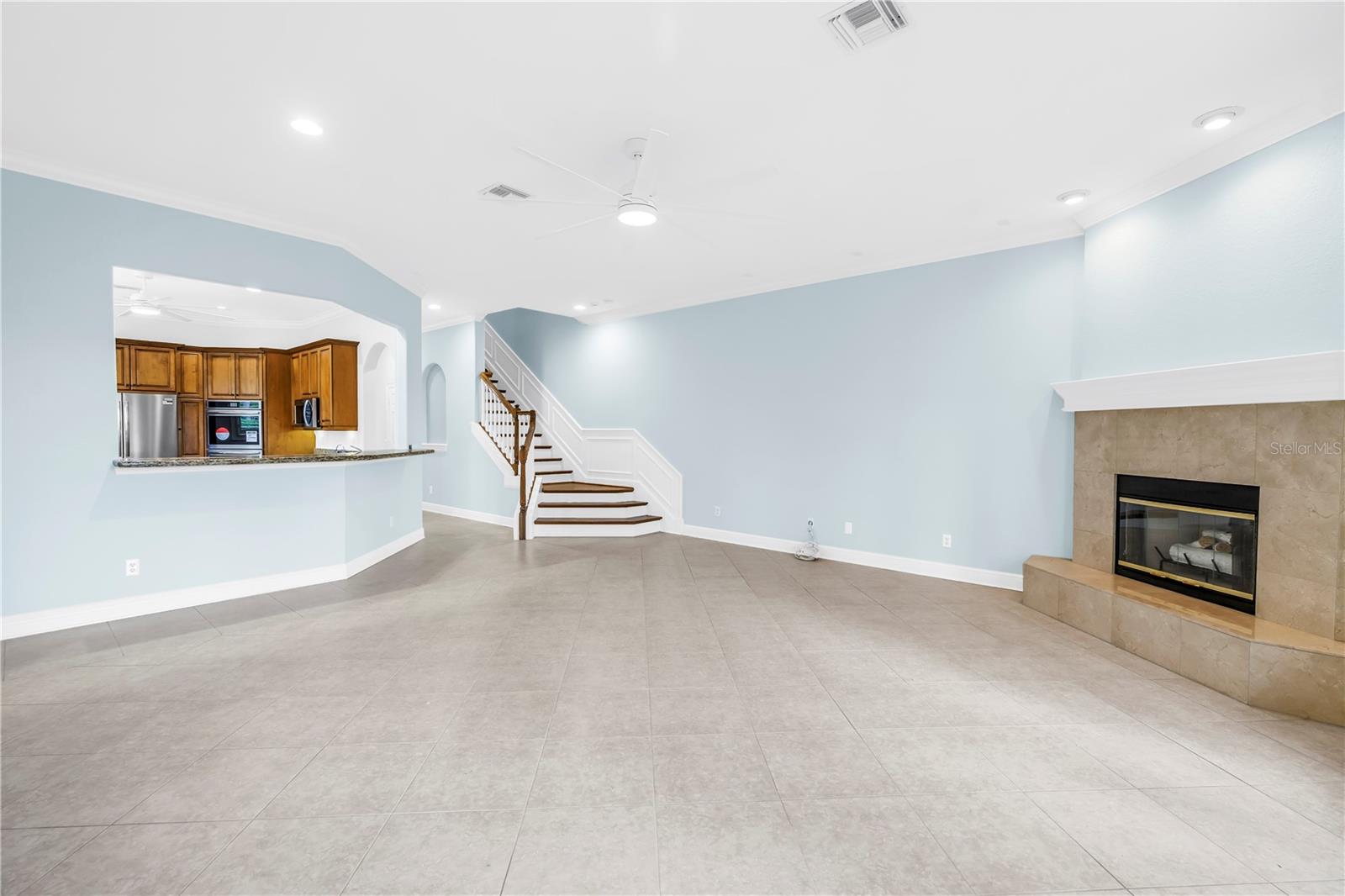 Listing photo id 13 for 648 Saxony Boulevard
