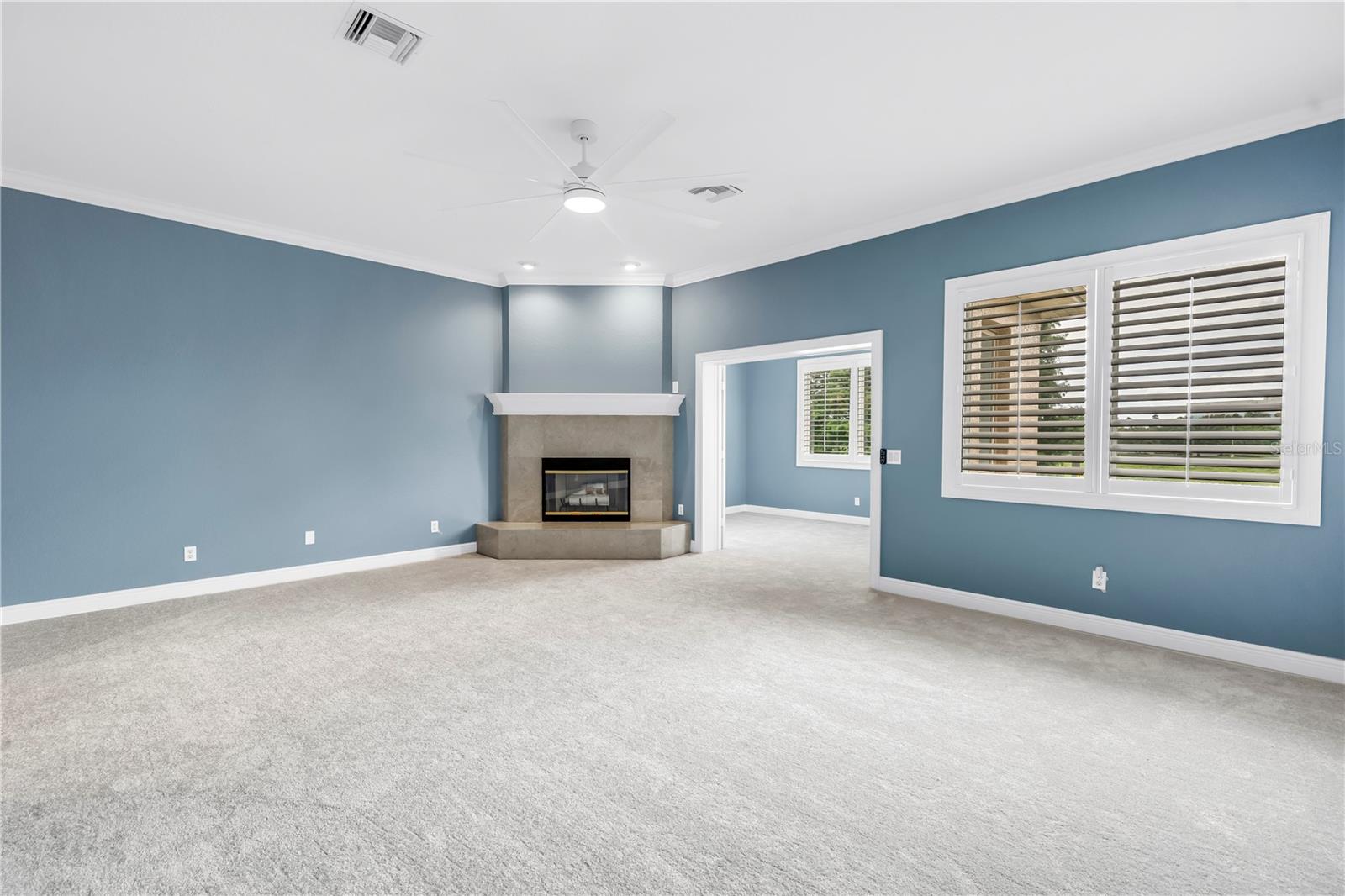 Listing photo id 16 for 648 Saxony Boulevard
