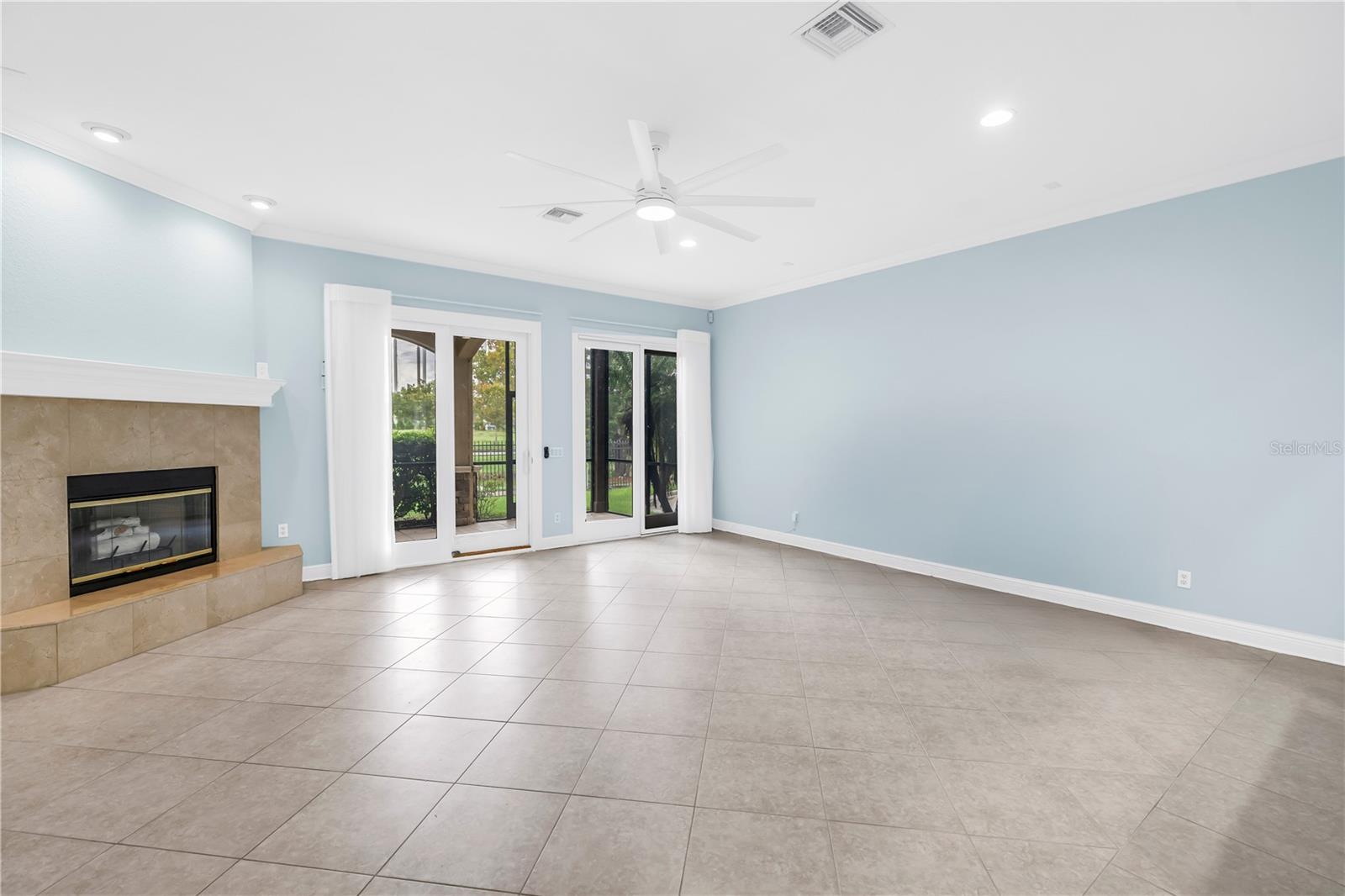 Listing photo id 0 for 648 Saxony Boulevard