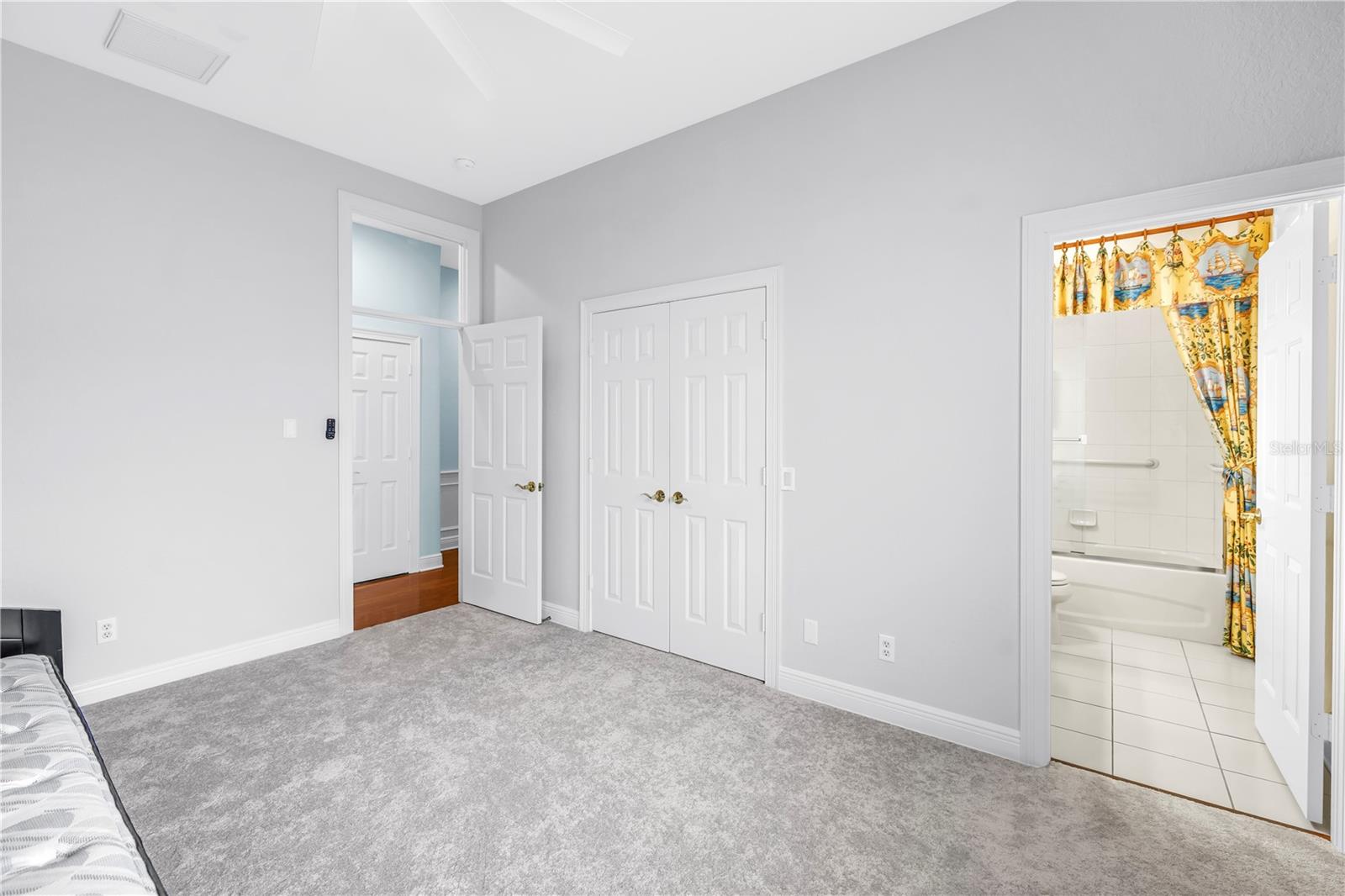 Listing photo id 25 for 648 Saxony Boulevard