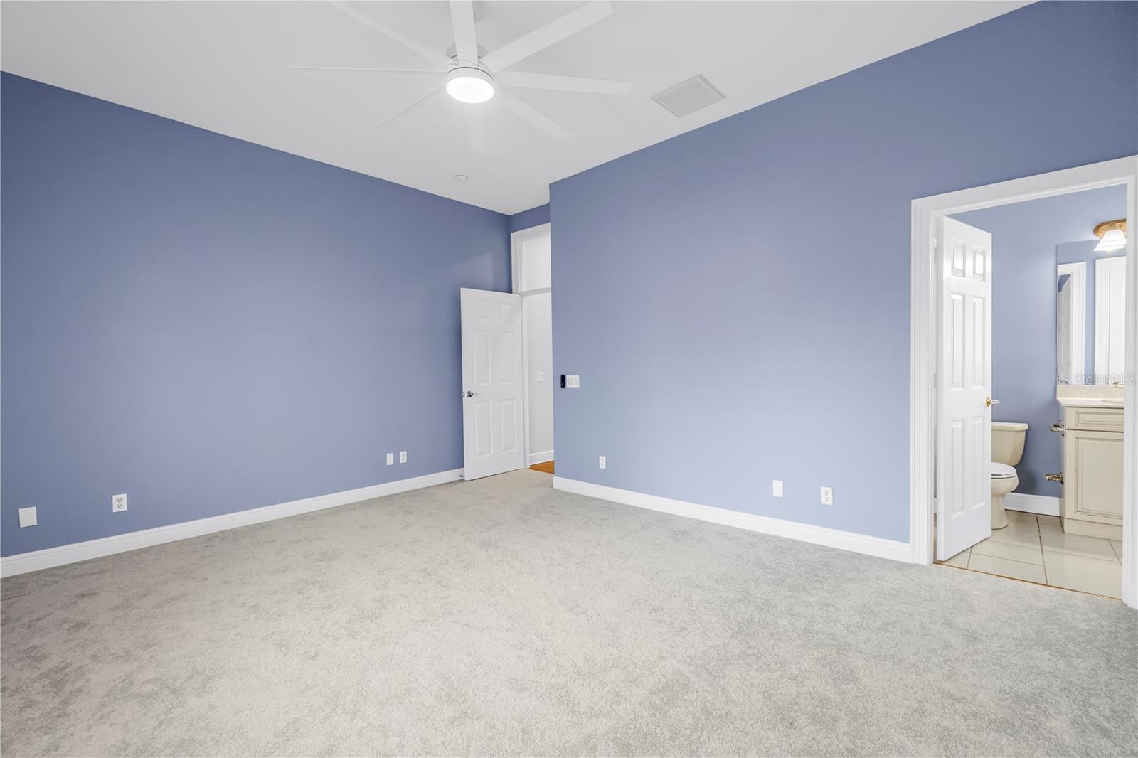 Listing photo id 28 for 648 Saxony Boulevard