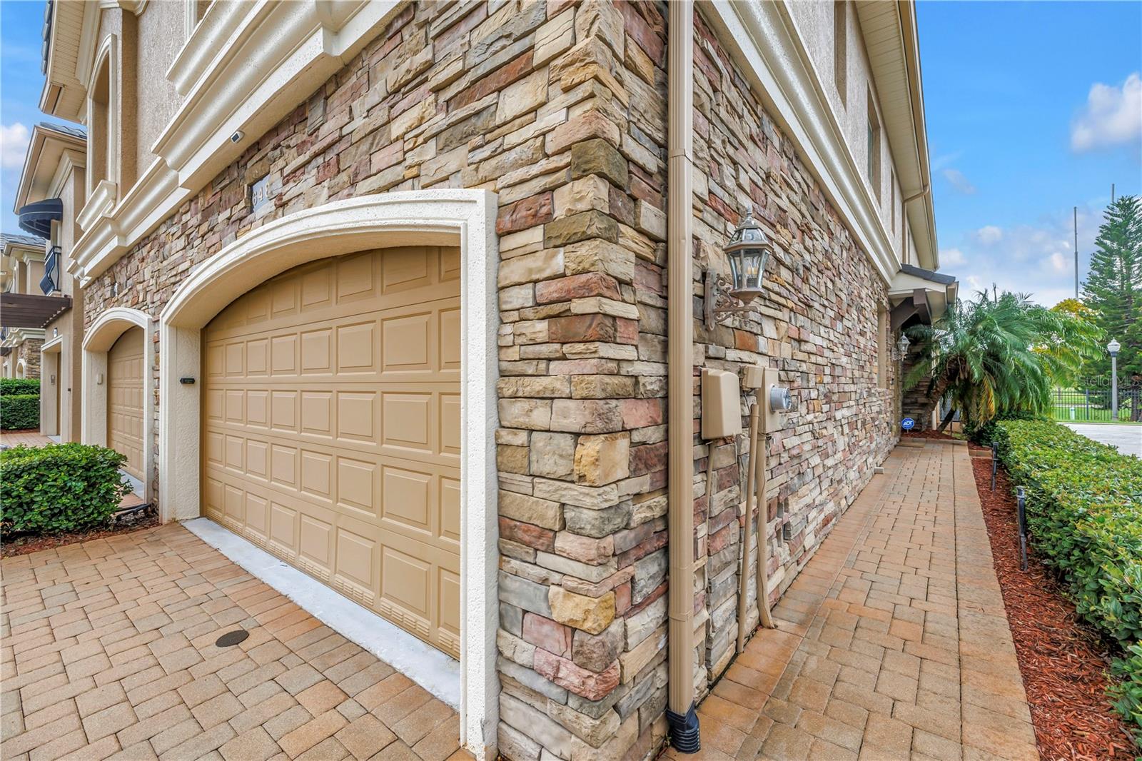 Listing photo id 33 for 648 Saxony Boulevard