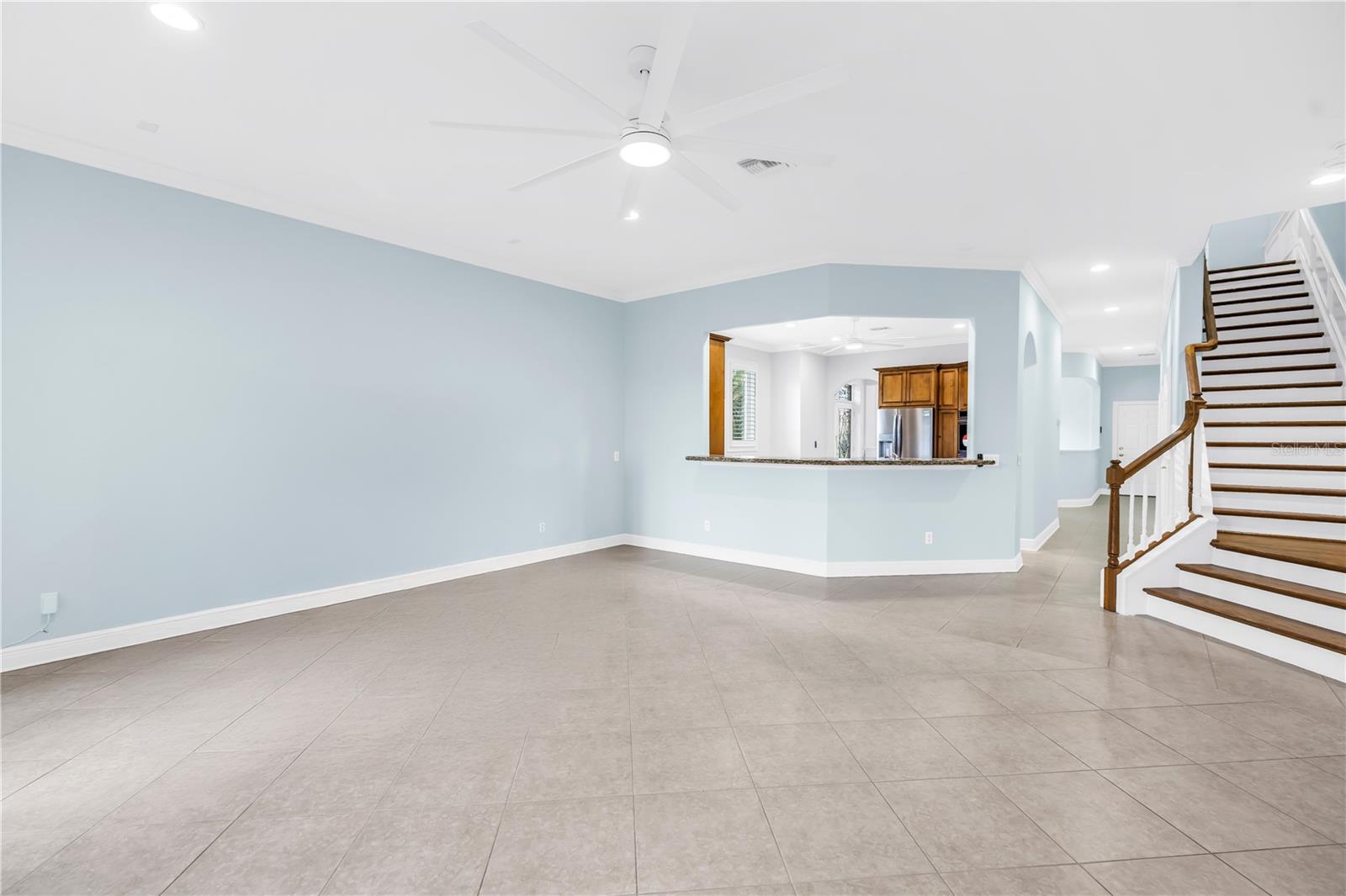 Listing photo id 3 for 648 Saxony Boulevard