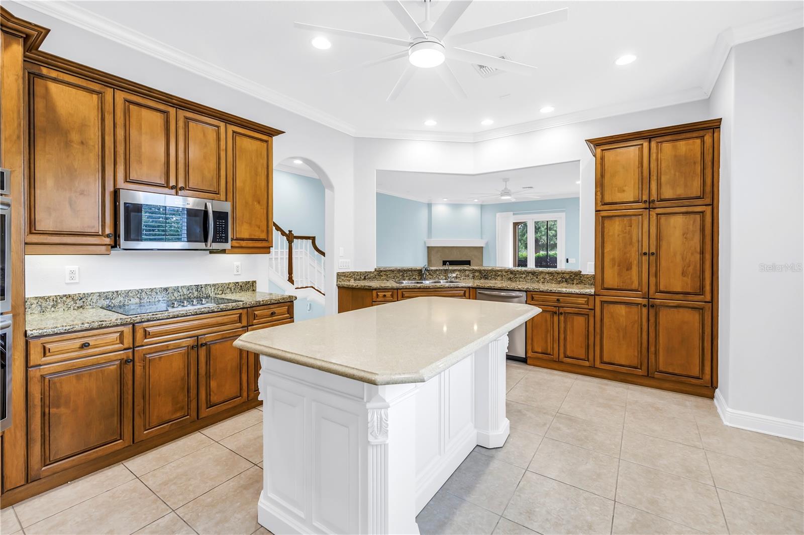 Listing photo id 4 for 648 Saxony Boulevard