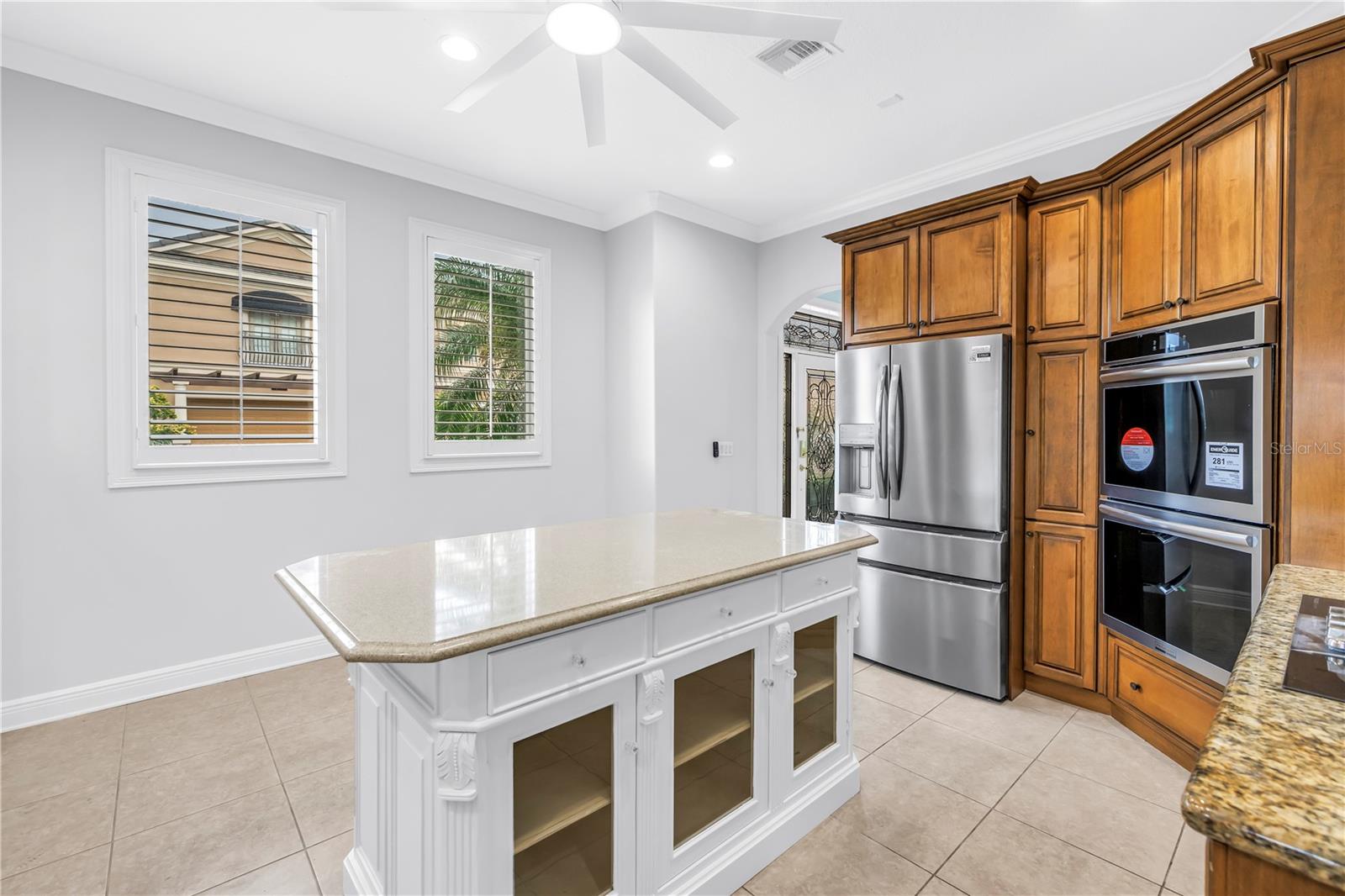 Listing photo id 5 for 648 Saxony Boulevard