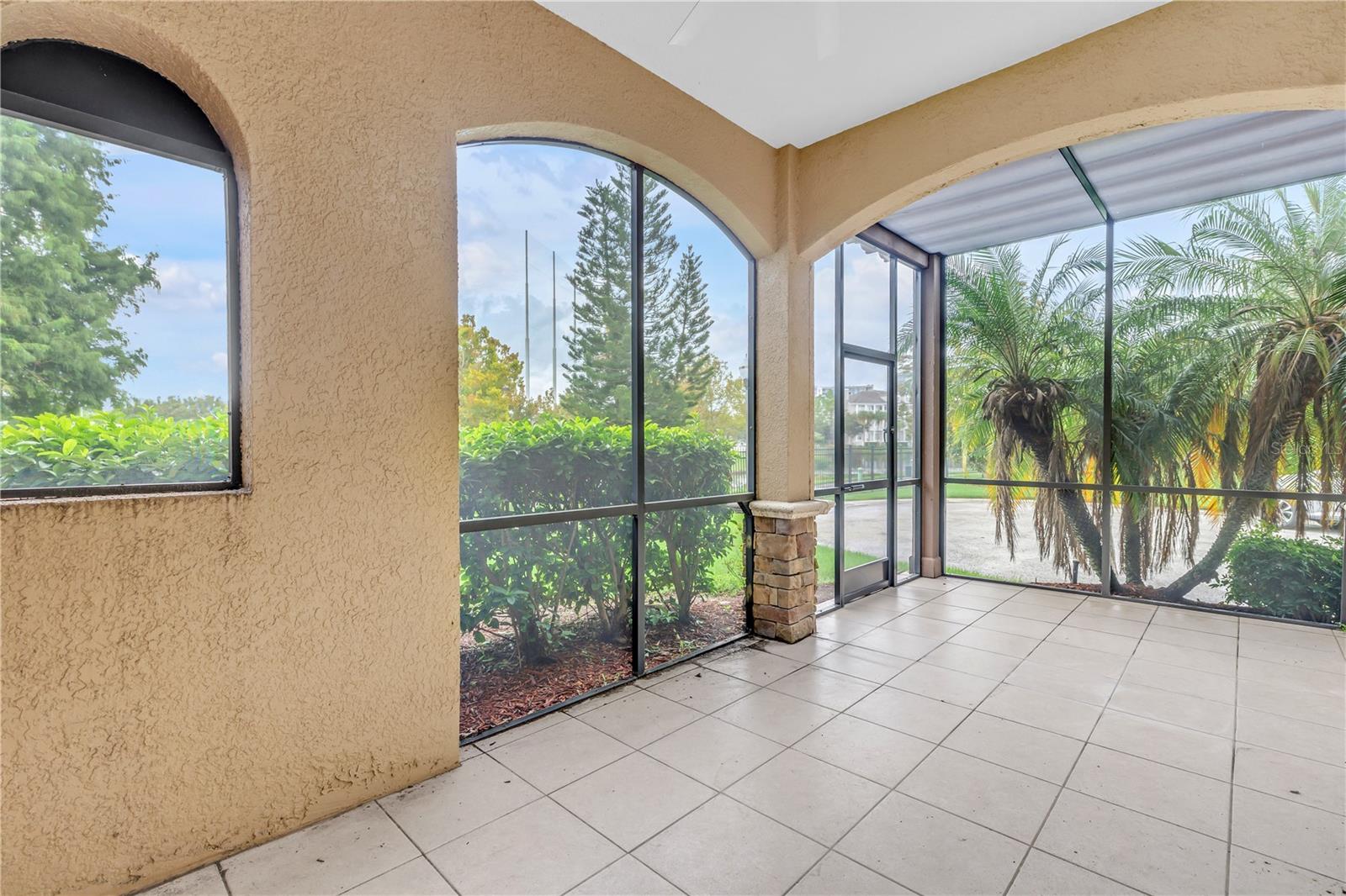 Listing photo id 6 for 648 Saxony Boulevard