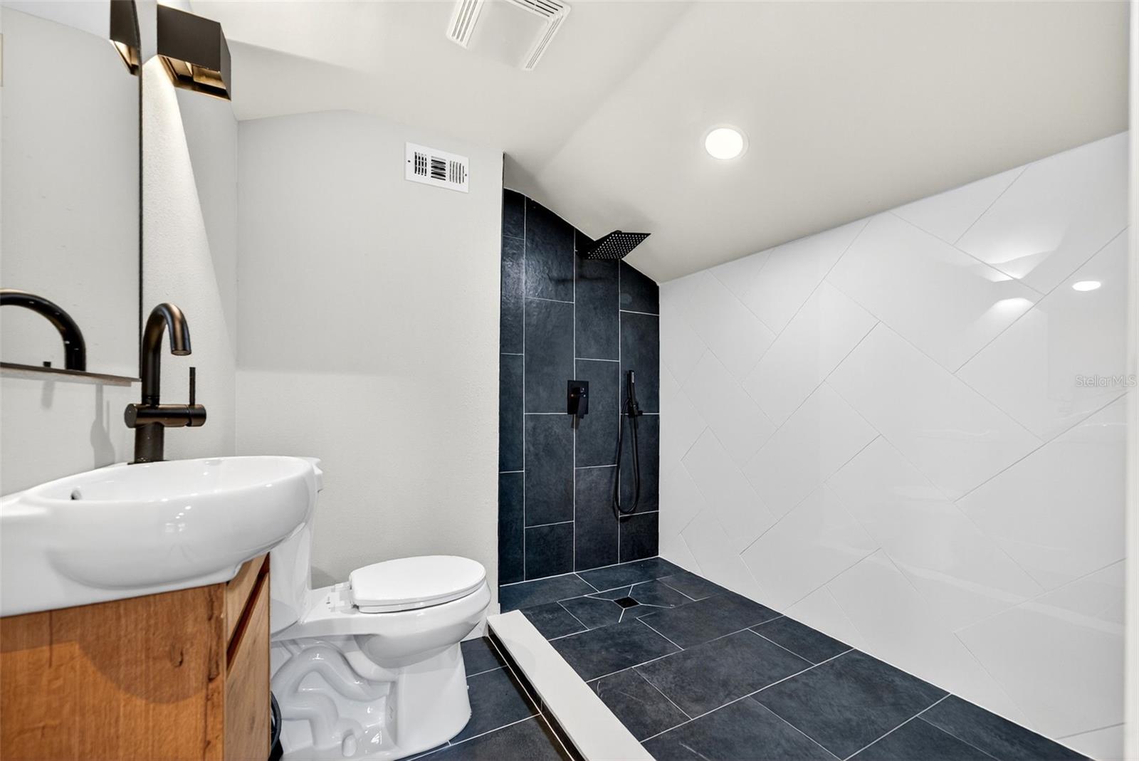 Image 61 of 79 For 2121 7th Avenue N