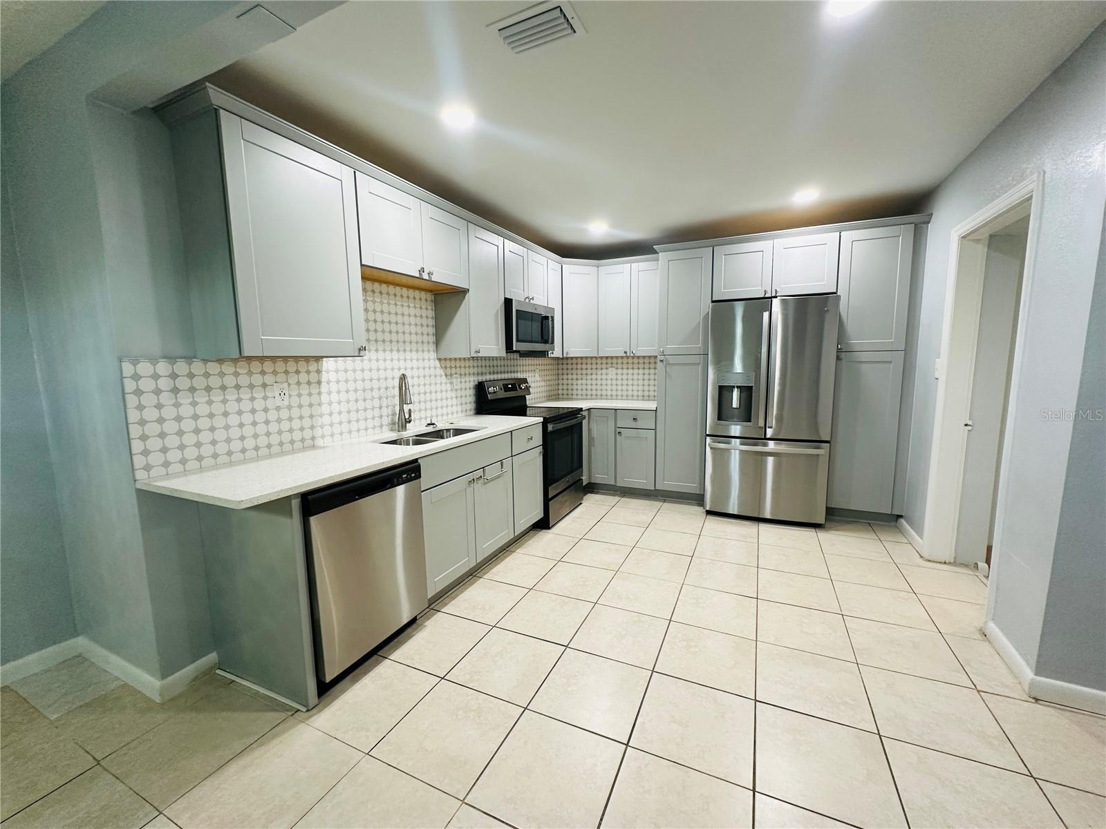 Image 4 of 12 For 2121 Powhatan Avenue