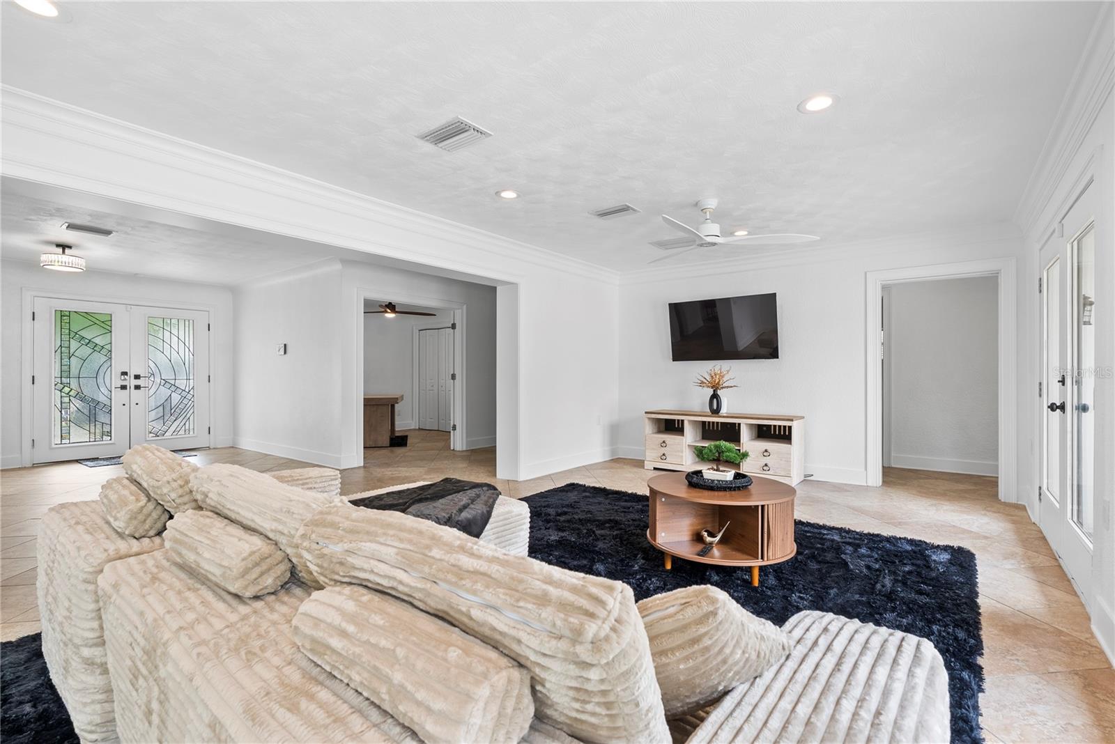 Image 12 of 62 For 516 Davis Boulevard