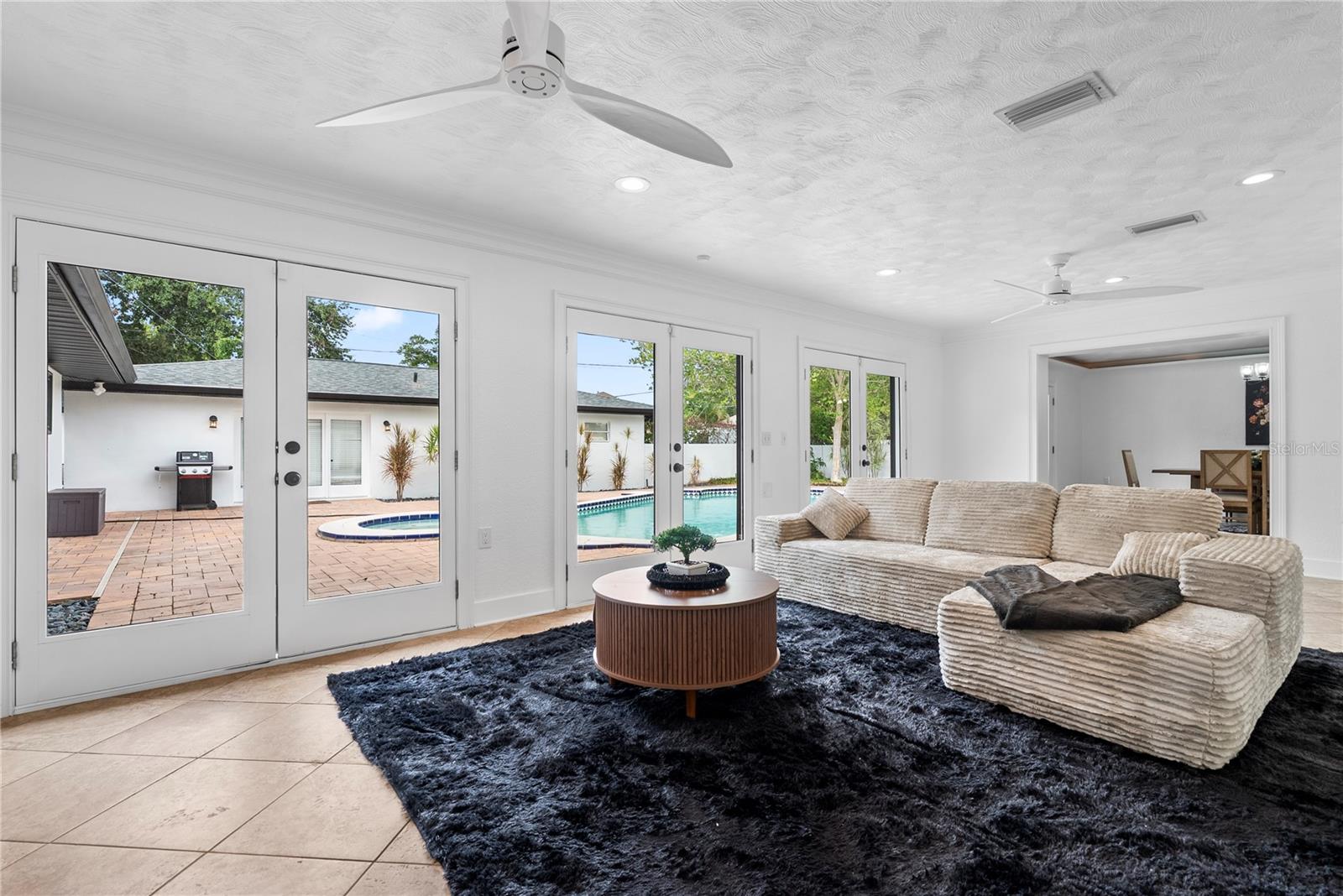 Image 14 of 62 For 516 Davis Boulevard