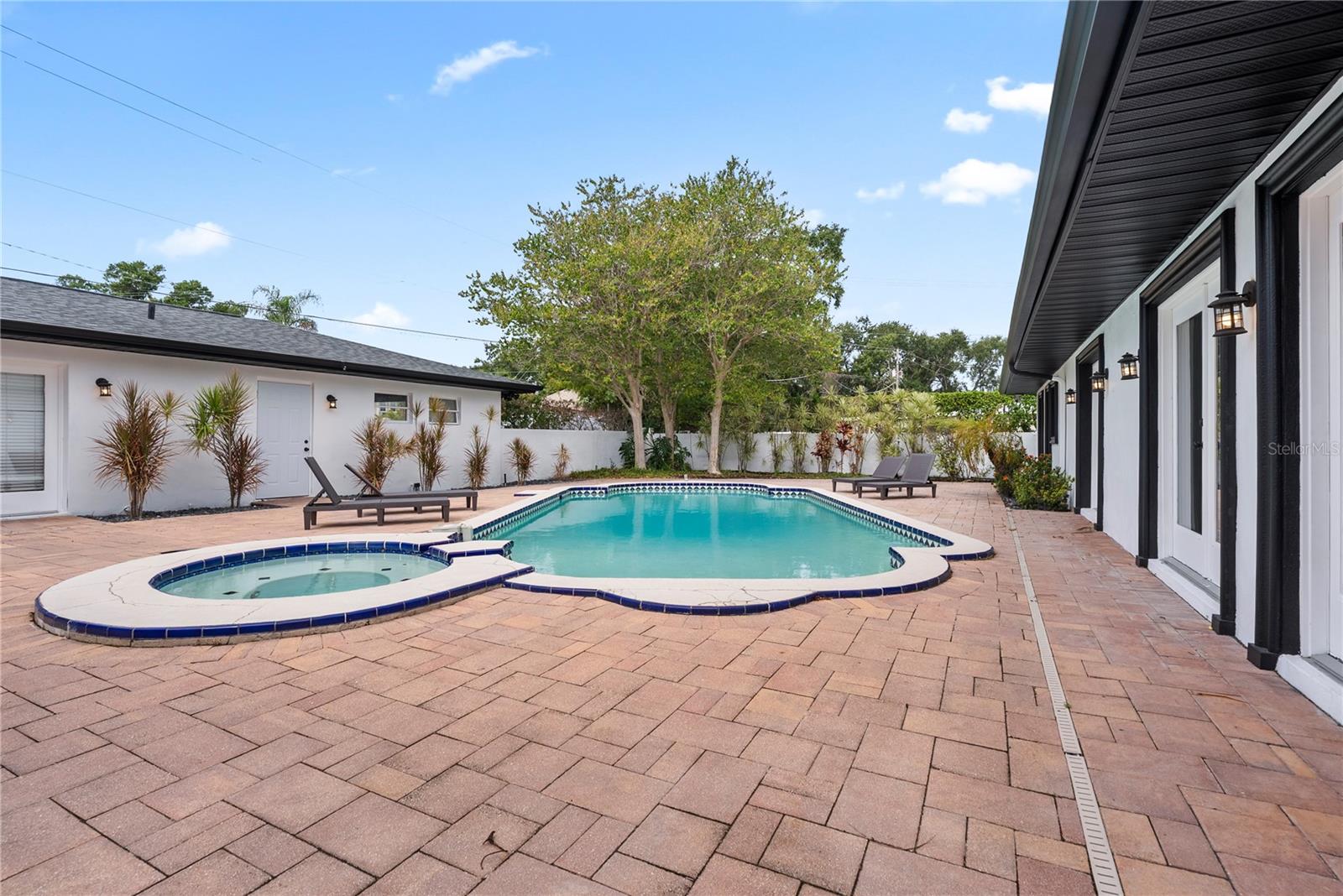 Image 18 of 62 For 516 Davis Boulevard