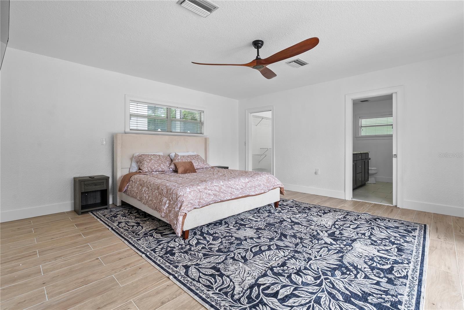 Image 33 of 62 For 516 Davis Boulevard