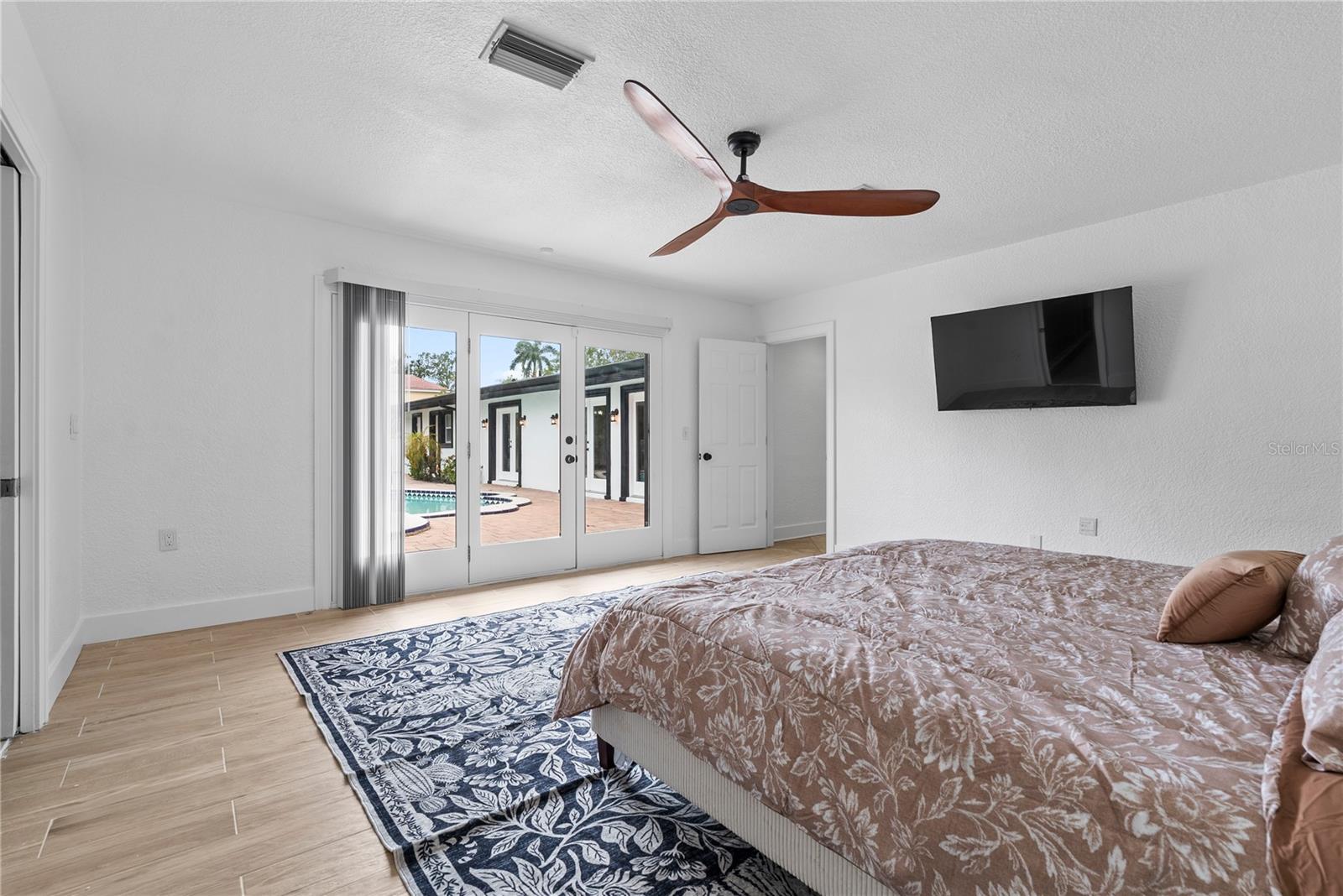 Image 34 of 62 For 516 Davis Boulevard