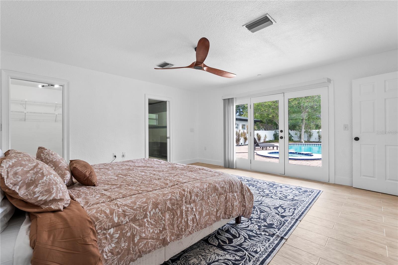 Image 35 of 62 For 516 Davis Boulevard