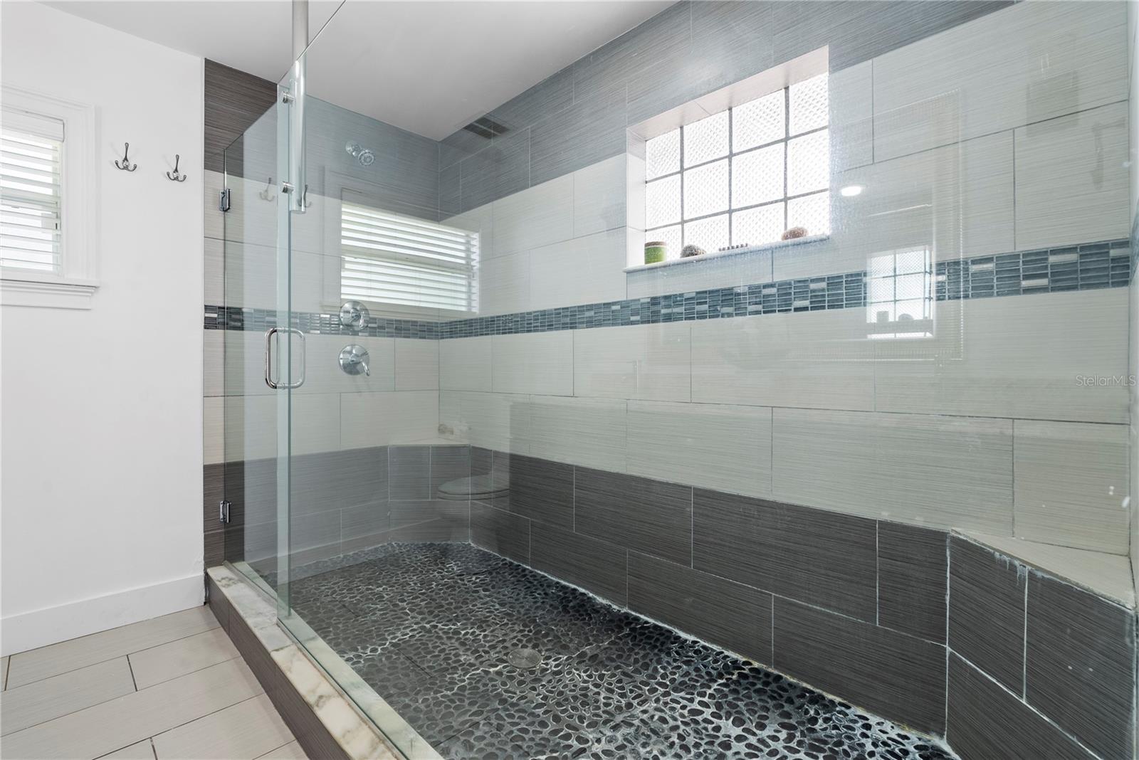 Image 37 of 62 For 516 Davis Boulevard