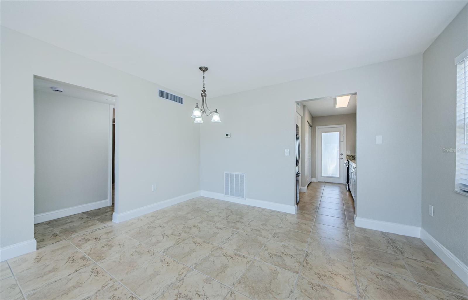 Image 14 of 53 For 2186 Edythe Drive 11