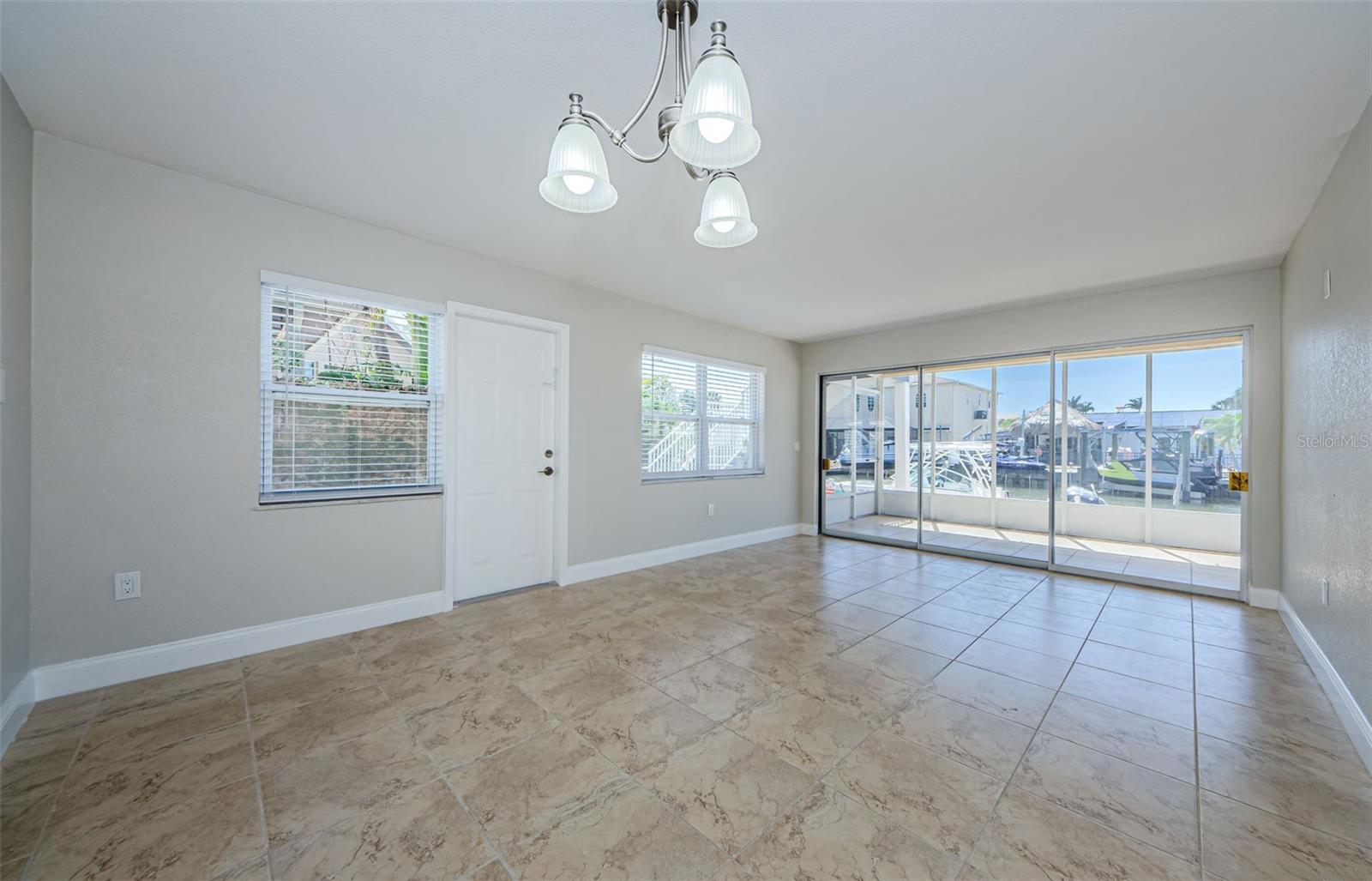 Image 21 of 53 For 2186 Edythe Drive 11