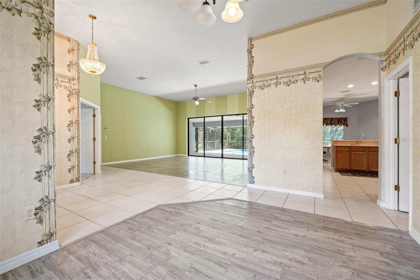 Listing photo id 8 for 19 Foxglove Court