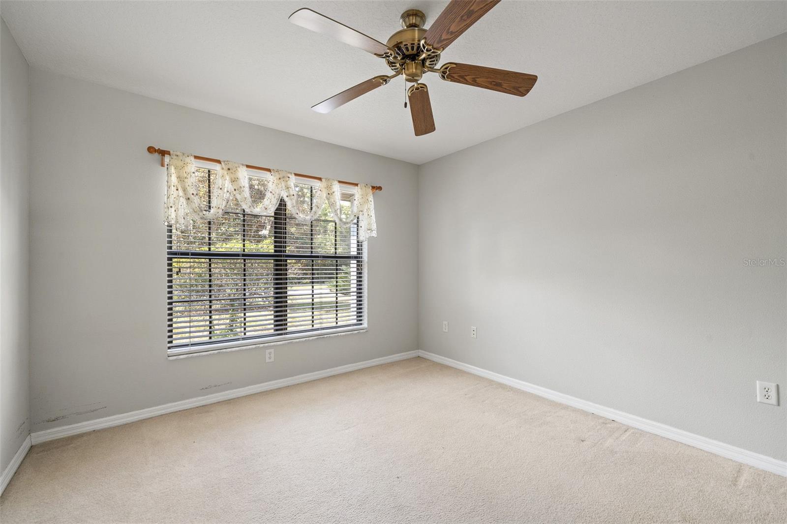 Listing photo id 10 for 19 Foxglove Court