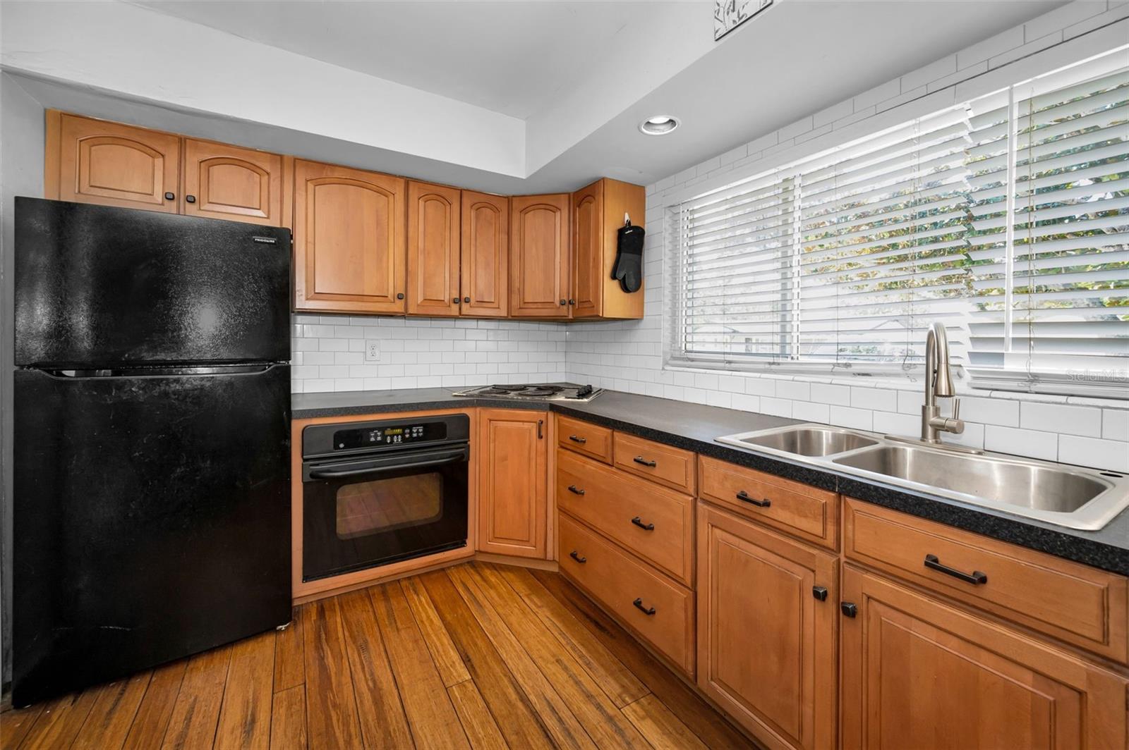 Image 16 of 43 For 1866 Murray Avenue