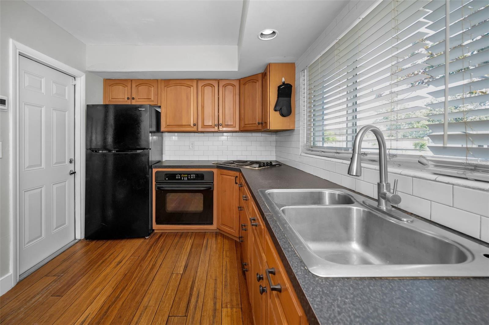 Image 18 of 43 For 1866 Murray Avenue